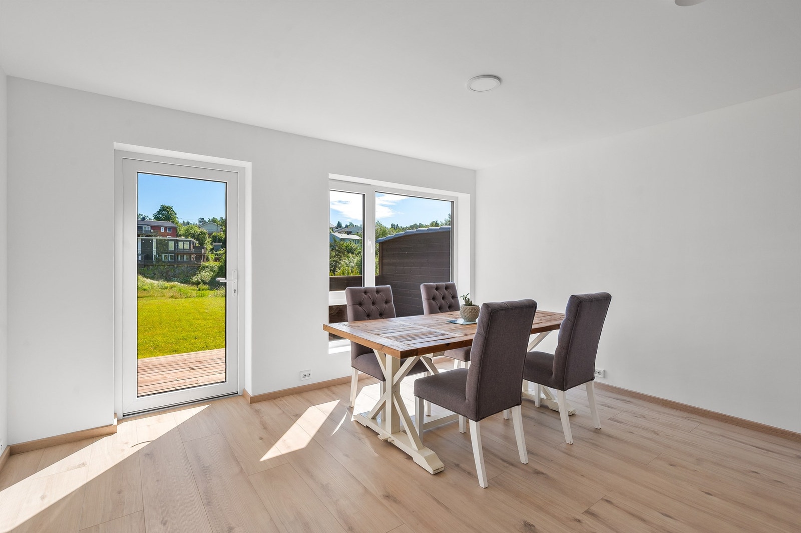 Utgang til terrasse og hage fra stuen Galleribilde