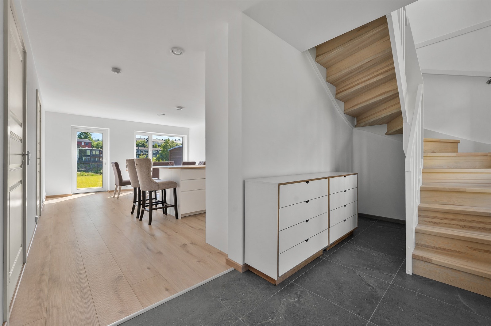 1. etasje består av gang, kjøkken, soverom med garderobe, bad, vaskerom og bod. Galleribilde