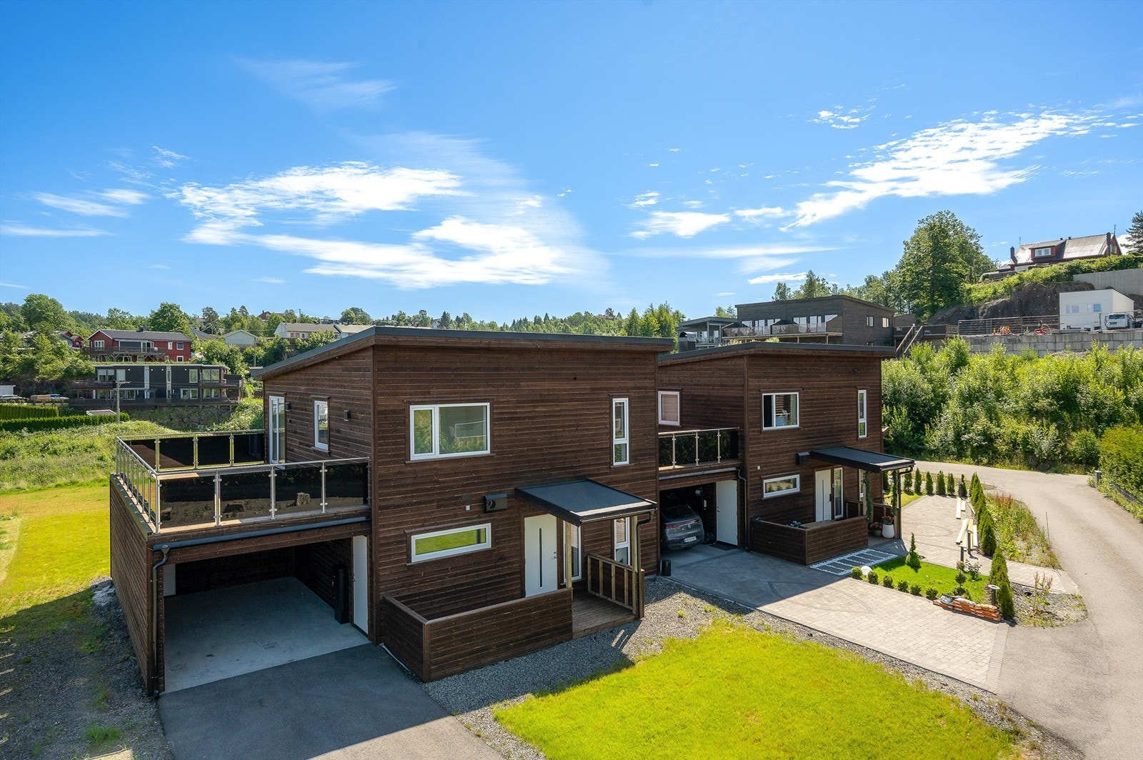 Boligen går over 2 etasjer, har solrik hage, carport og stor terrasse Galleribilde