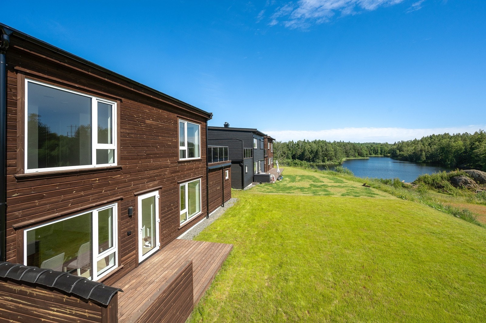 En barnevennlig beliggenhet hvor det like nedenfor eiendommen er friområde med sandstrand, sandvolleyballbane og sittegrupper Galleribilde
