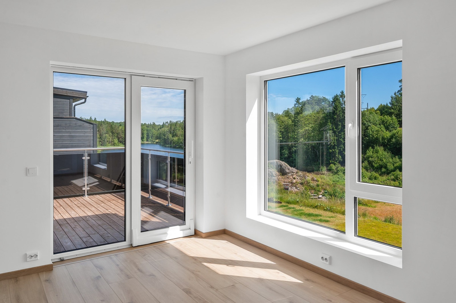 Store vindusflater som slipper inn rikelig med lys. Galleribilde