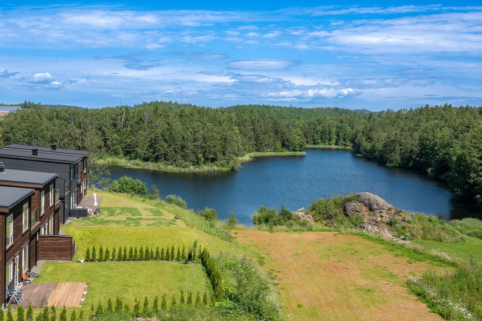 Fra eiendommen er det flott utsikt mot vannet og det omkringliggende landskapet. Fotograf: Thor Brobakken. Galleribilde