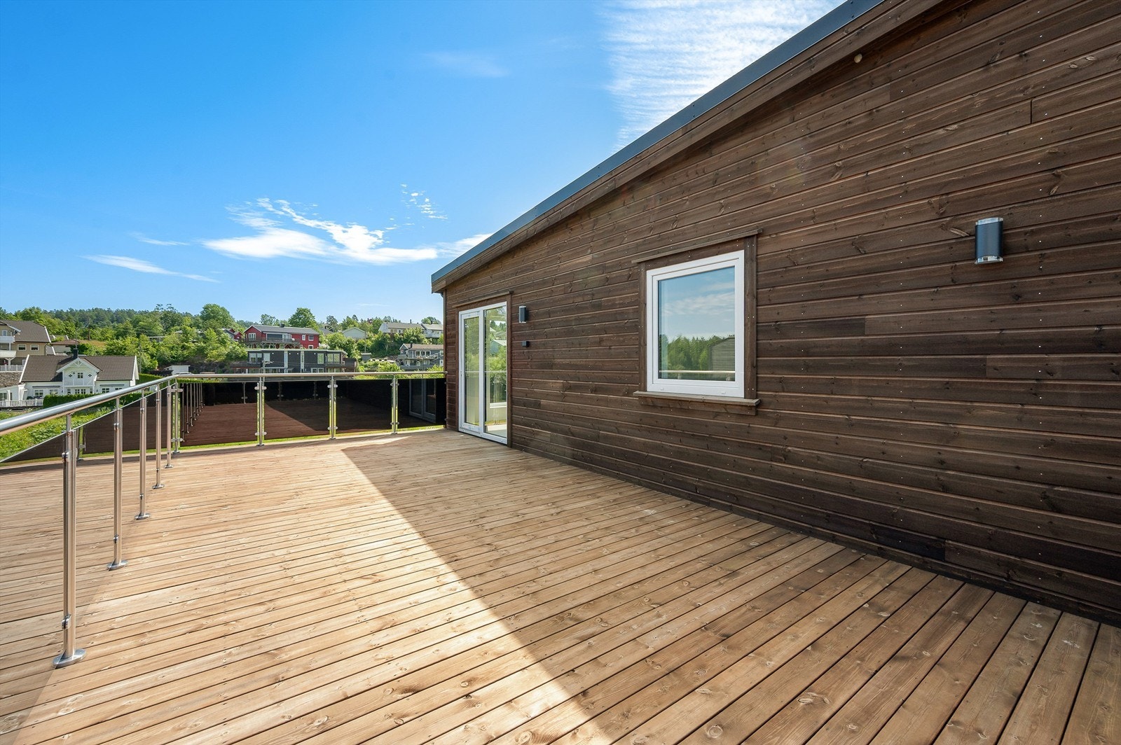 Romslig terrasse med glassrekkverk. Galleribilde