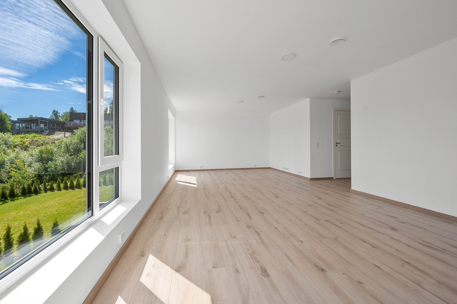 Stuen i 2. etasje. Boligen er svært velholdt og lite brukt. Det er bl.a ingen bruksmerker eller spikerhull på vegger. Galleribilde
