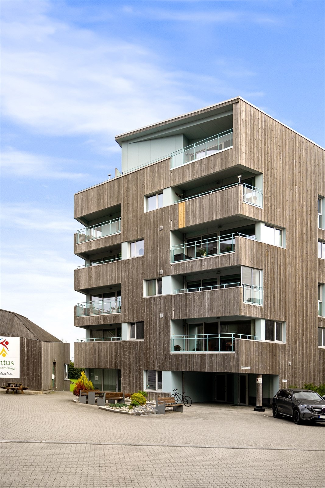 Parkering og bod i lukket anlegg. Galleribilde