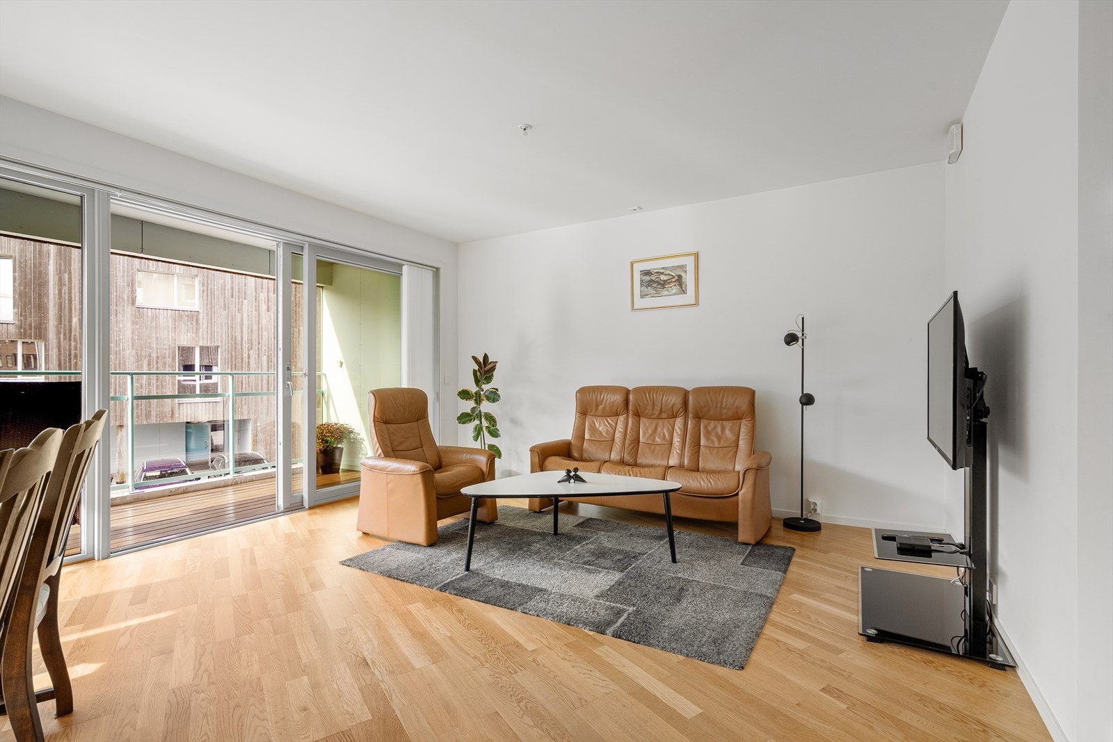 Stuen kan enkelt innredes med både sittegruppe og spisebord. Galleribilde