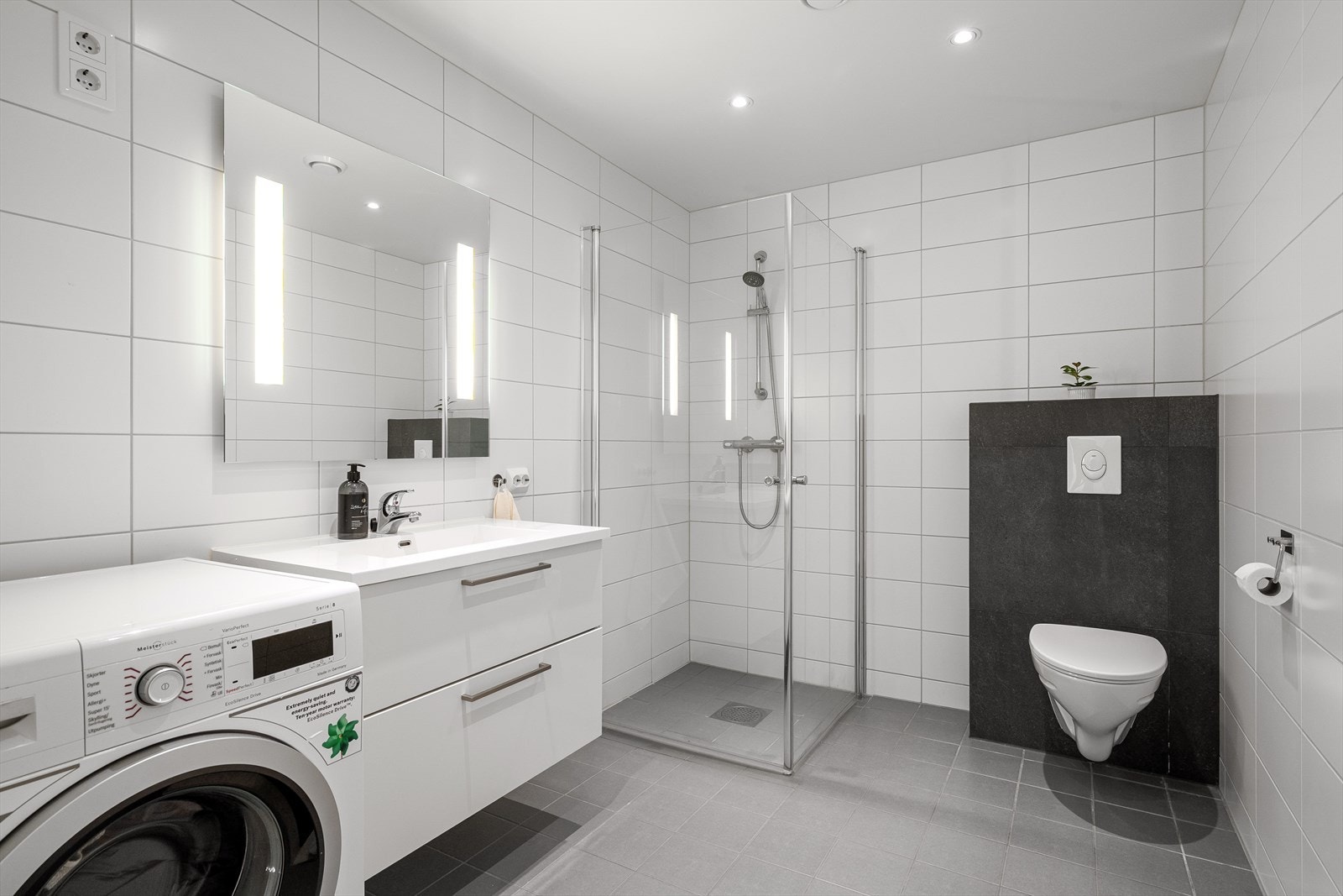 Tidløst bad med fliser på gulv og vegger samt downlights i tak. Galleribilde