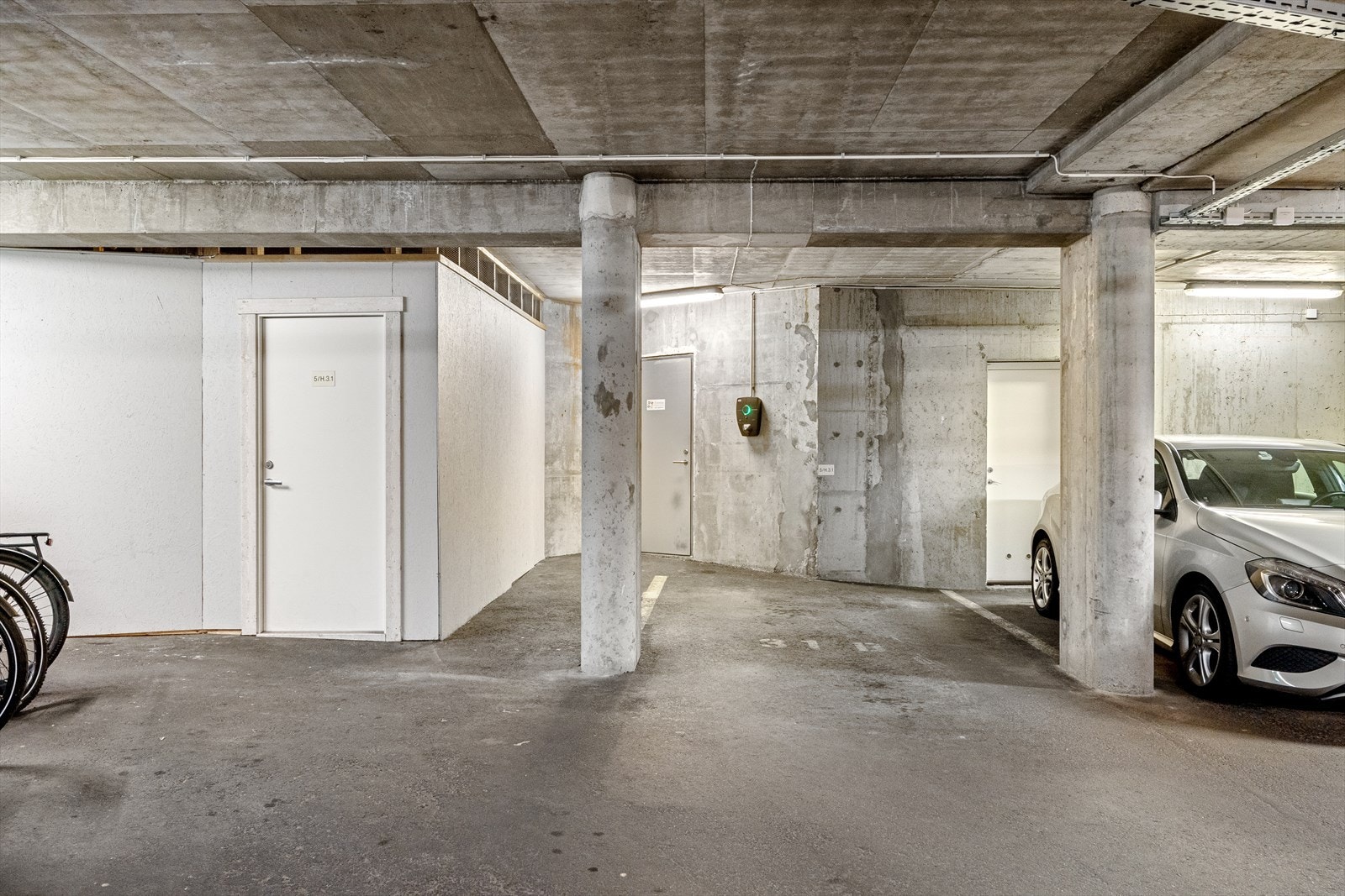 Parkering med el-bil lader og en romslig bod med gode lagringsmuligheter i lukket anlegg. Galleribilde