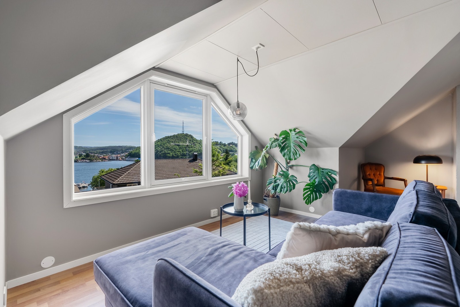 Koselig loftstue med store vindusflater og flott utsikt. Galleribilde