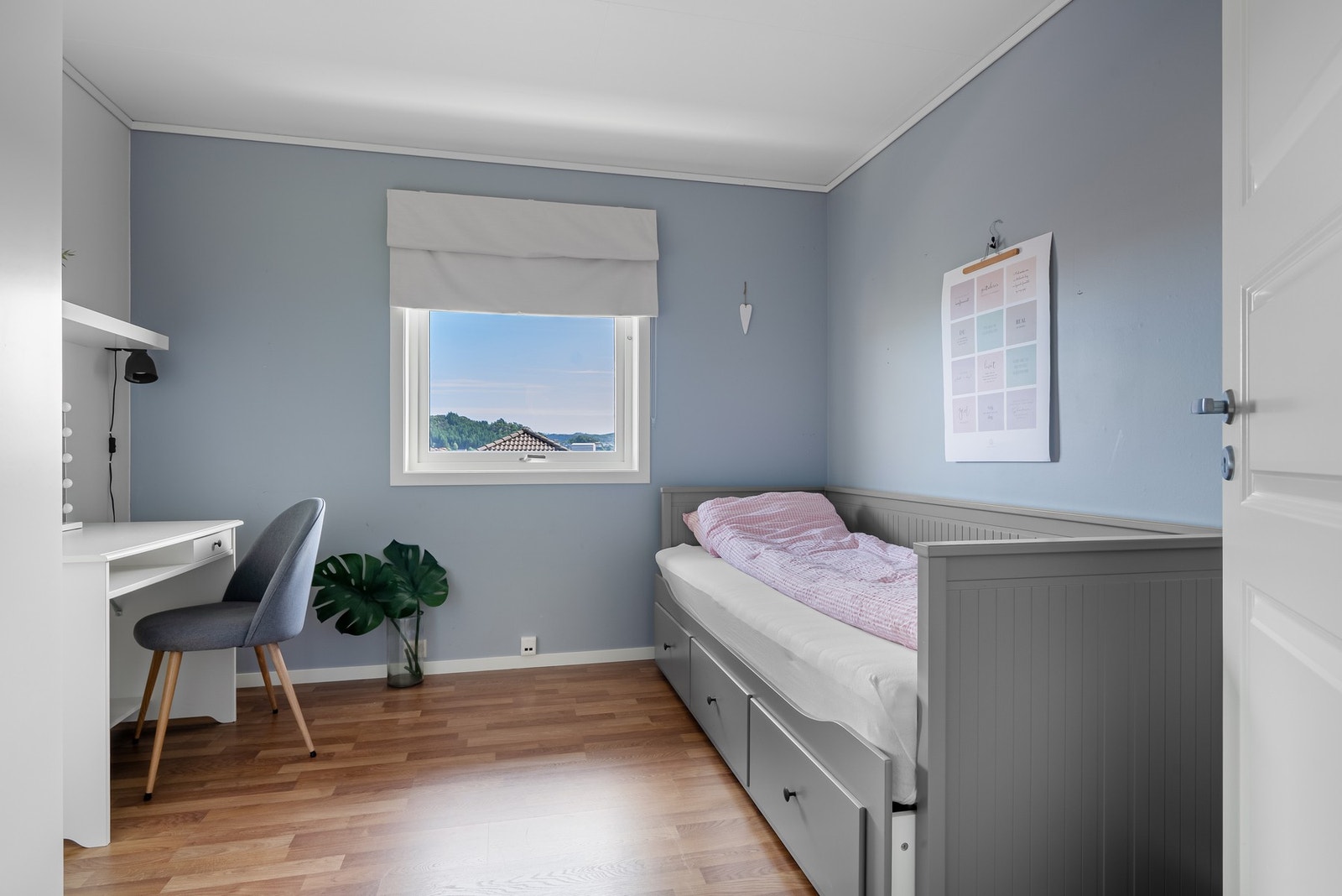Lyst soverom med plass til seng, skrivebord og garderobe. Galleribilde