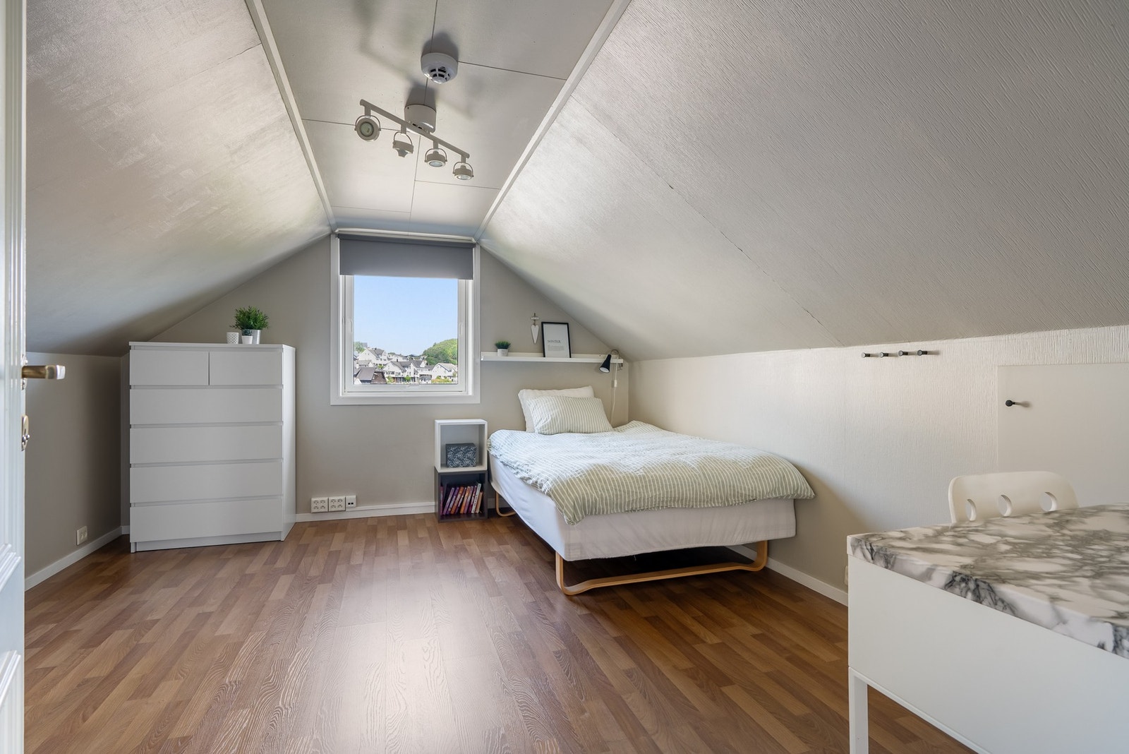 Ekstra soverom i loftsetasjen - perfekt som gjesterom, barnerom eller kontor. Galleribilde