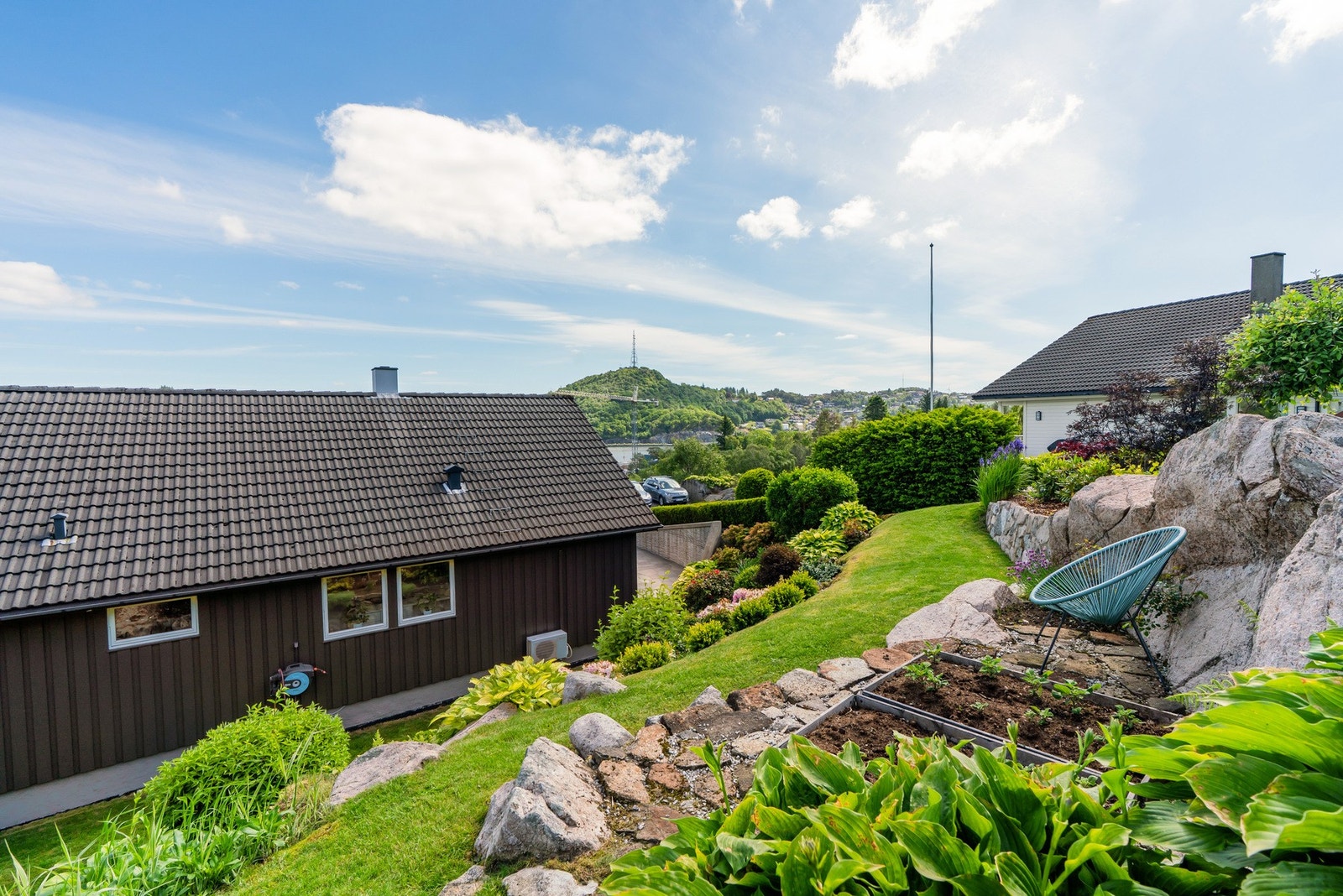 Pent opparbeidet hage med stein, og beplantning. Galleribilde