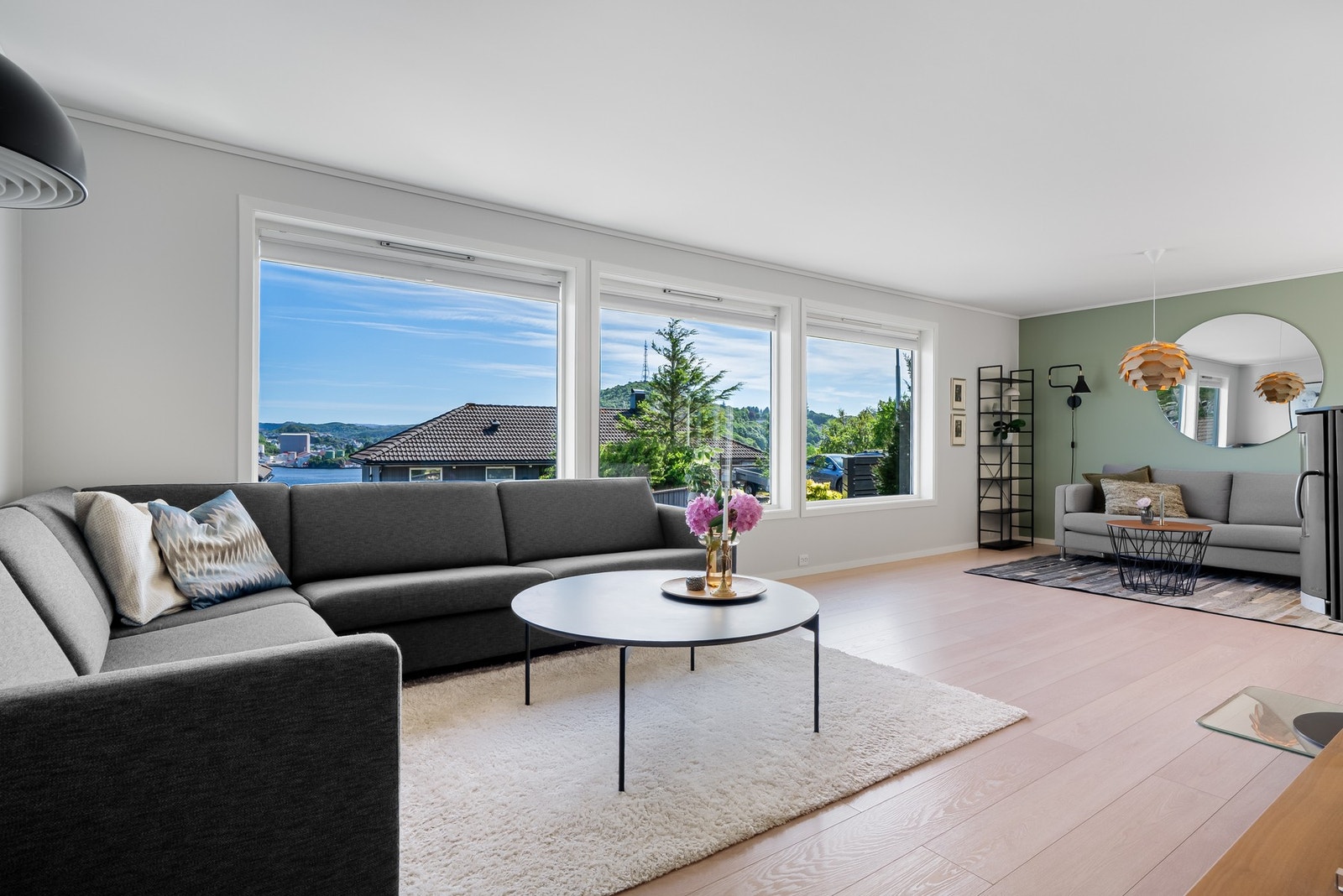 Stor stue med rikelig lysinnslipp og flott utsyn. Galleribilde