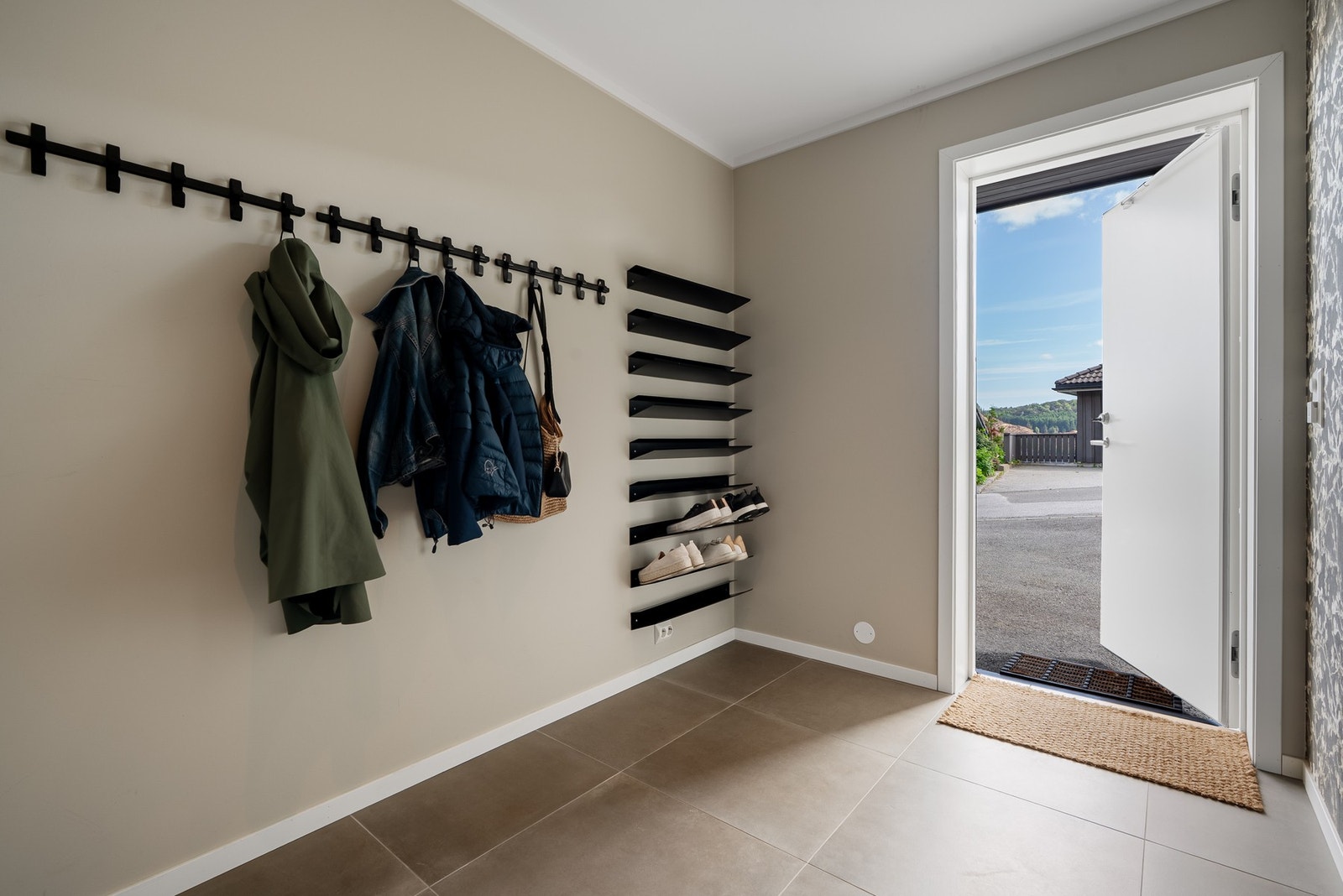 Romslig entré med god plass til oppbevaring av yttertøy og sko. Galleribilde