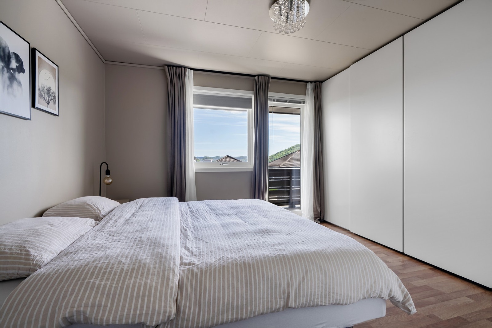 Romslig hovedsoverom med skyvedørsgarderobe og gode lysforhold. Galleribilde