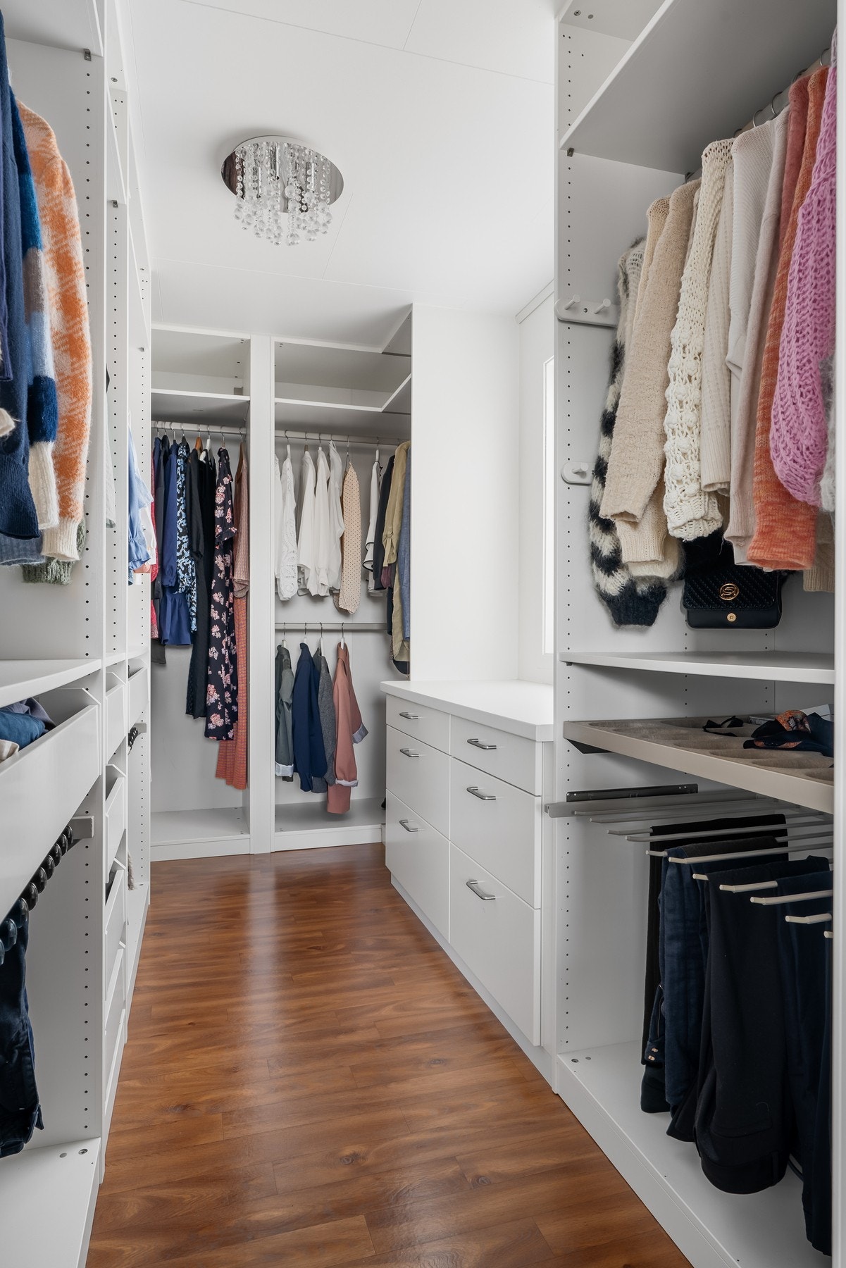 Stor walk-in-garderobe med innredning som gir svært gode oppbevaringsmuligheter. Rommet var opprinnelig et soverom. Galleribilde
