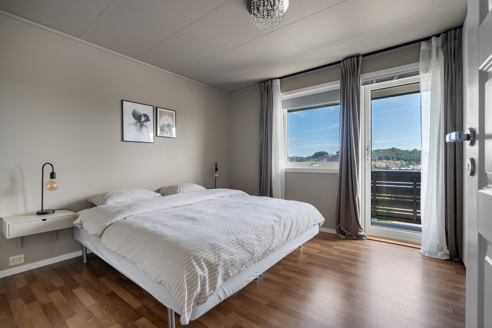 Hovedsoverom med flott utsikt og direkte utgang til balkong. Galleribilde