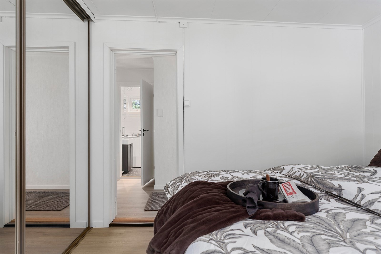 Skyvedørsgarderobe er montert langs den ene veggen Galleribilde