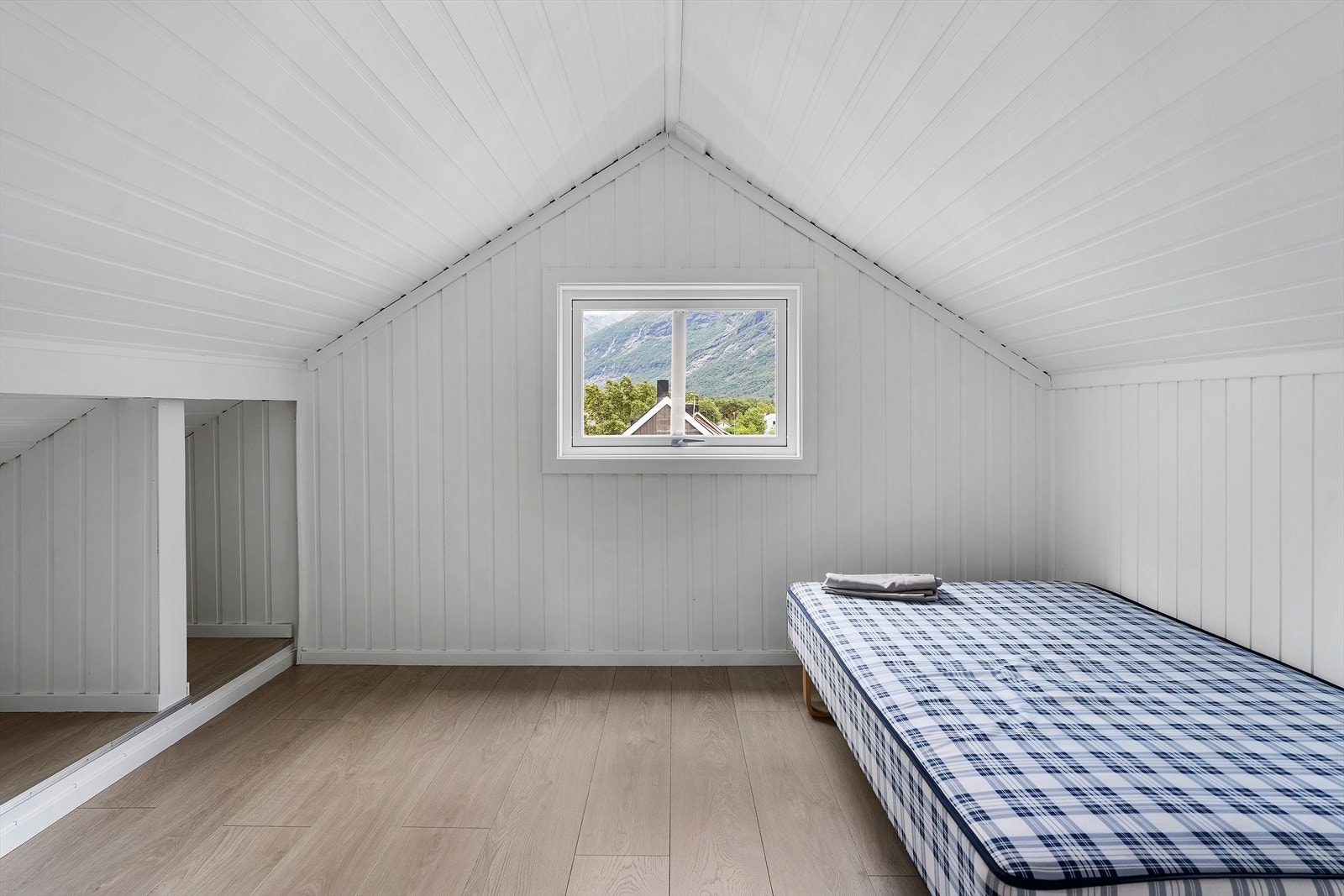 Ene rommet på loft er innredet som soverom Galleribilde