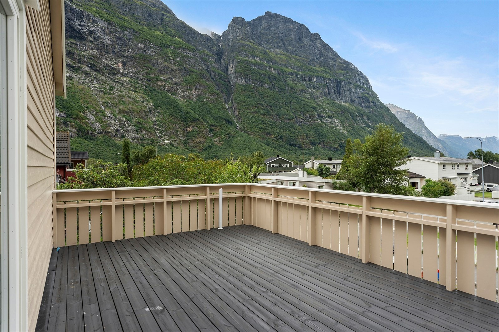 Stor, sørøstvendt veranda med utsikt mot blant annet Furunebba, Manlausfjellet og Klingfjellet Galleribilde
