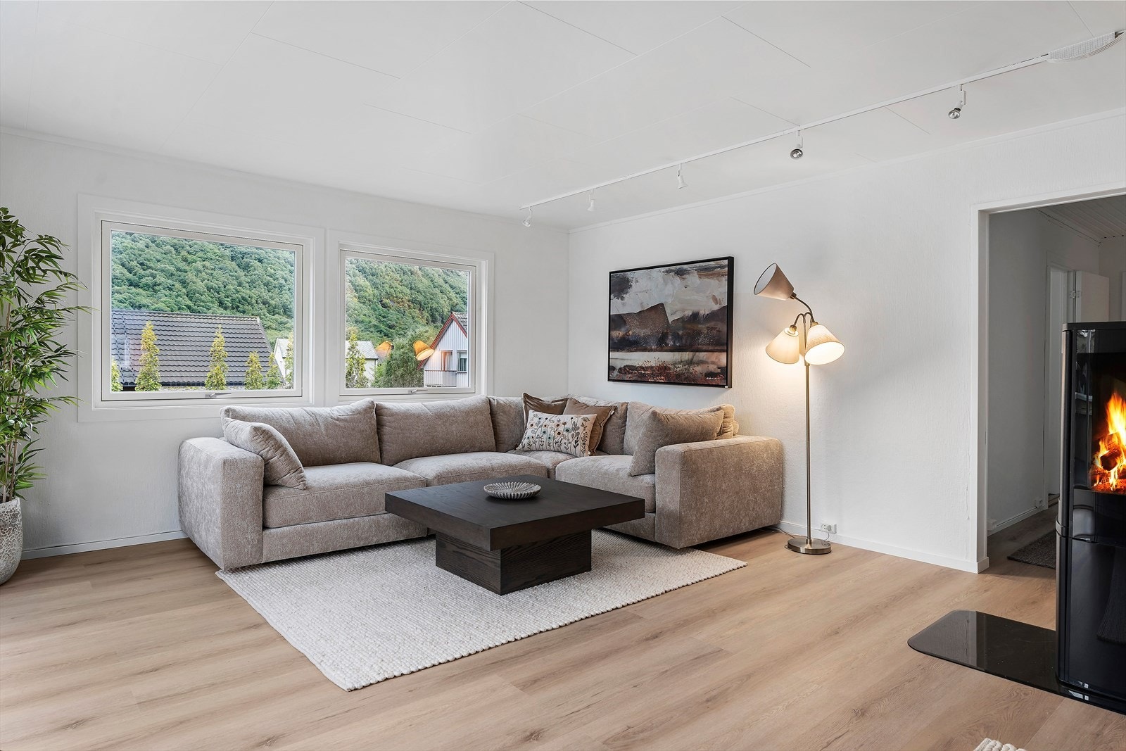 Ved ovn på stue - Interiør og styling levert av Fagmøbler Sunndal. Galleribilde