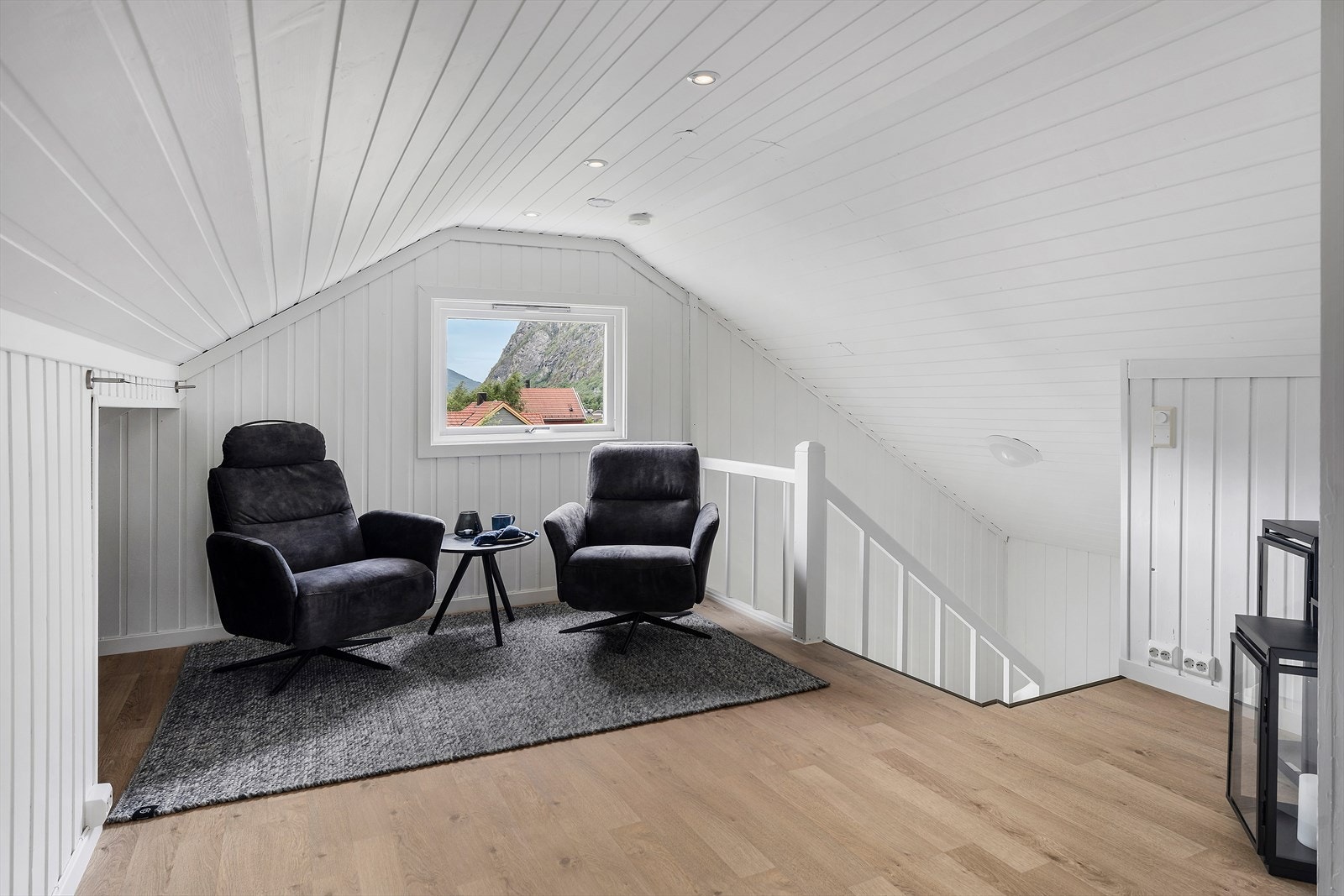 Loftsrom/ loftstue med trapp til 2. etg. (Innredning av loft er ikke omsøkt og godkjent. Det vises til punktet i salgsoppgaveteksten Ferdigattest / brukstillatelse for informasjon om lovlighetsforhold.) Galleribilde