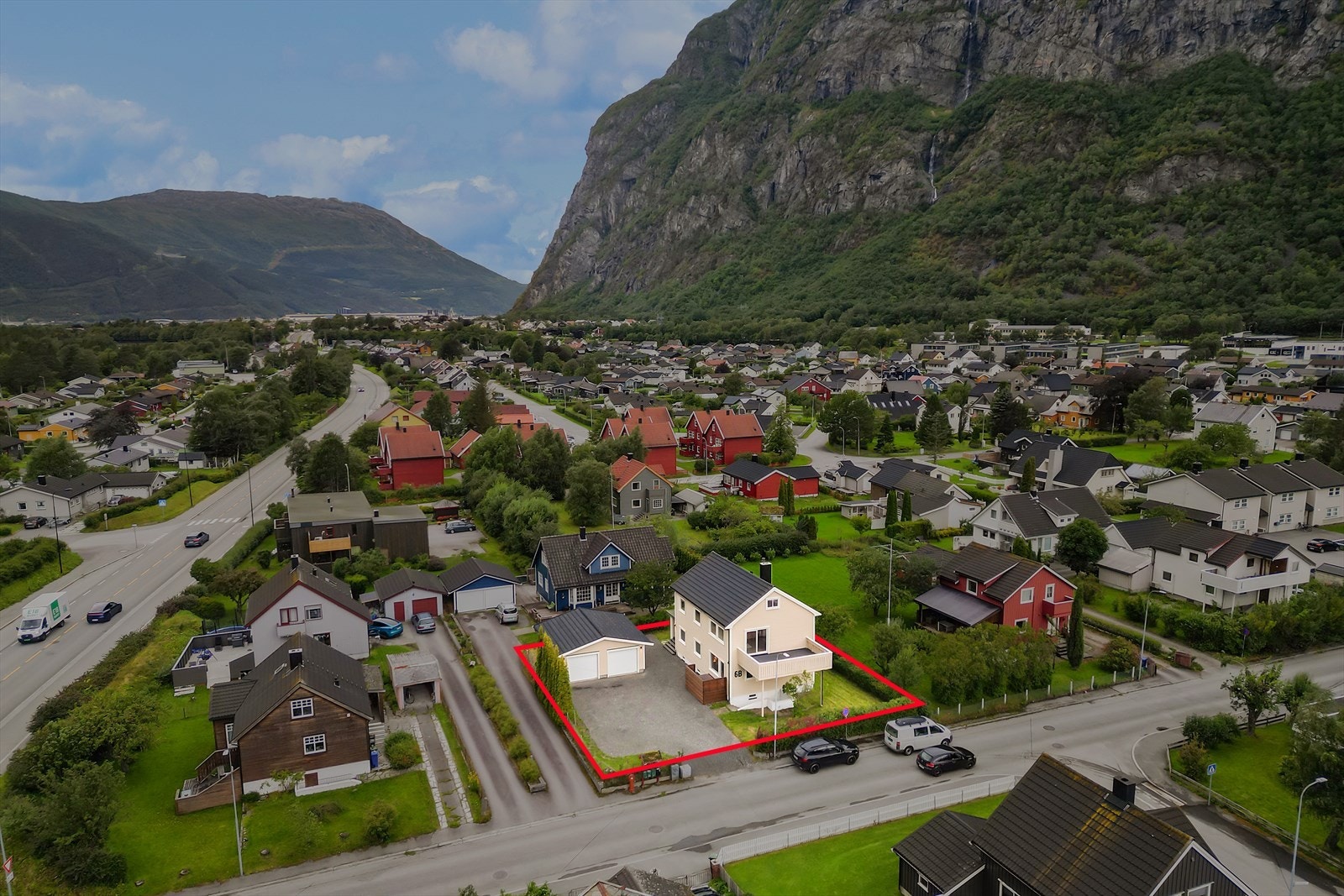Fasadebilde av eiendommen og nærområdet. Her ser man nærheten til både sentrum og skolene. Galleribilde