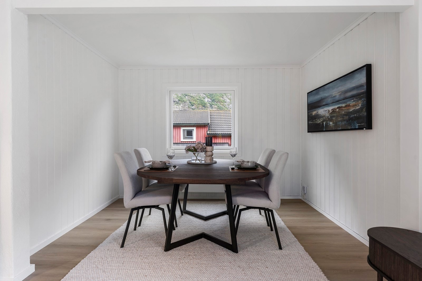 Her har man god plass til å underholde både familie og venner. Interiør og styling levert av Fagmøbler Sunndal. Galleribilde