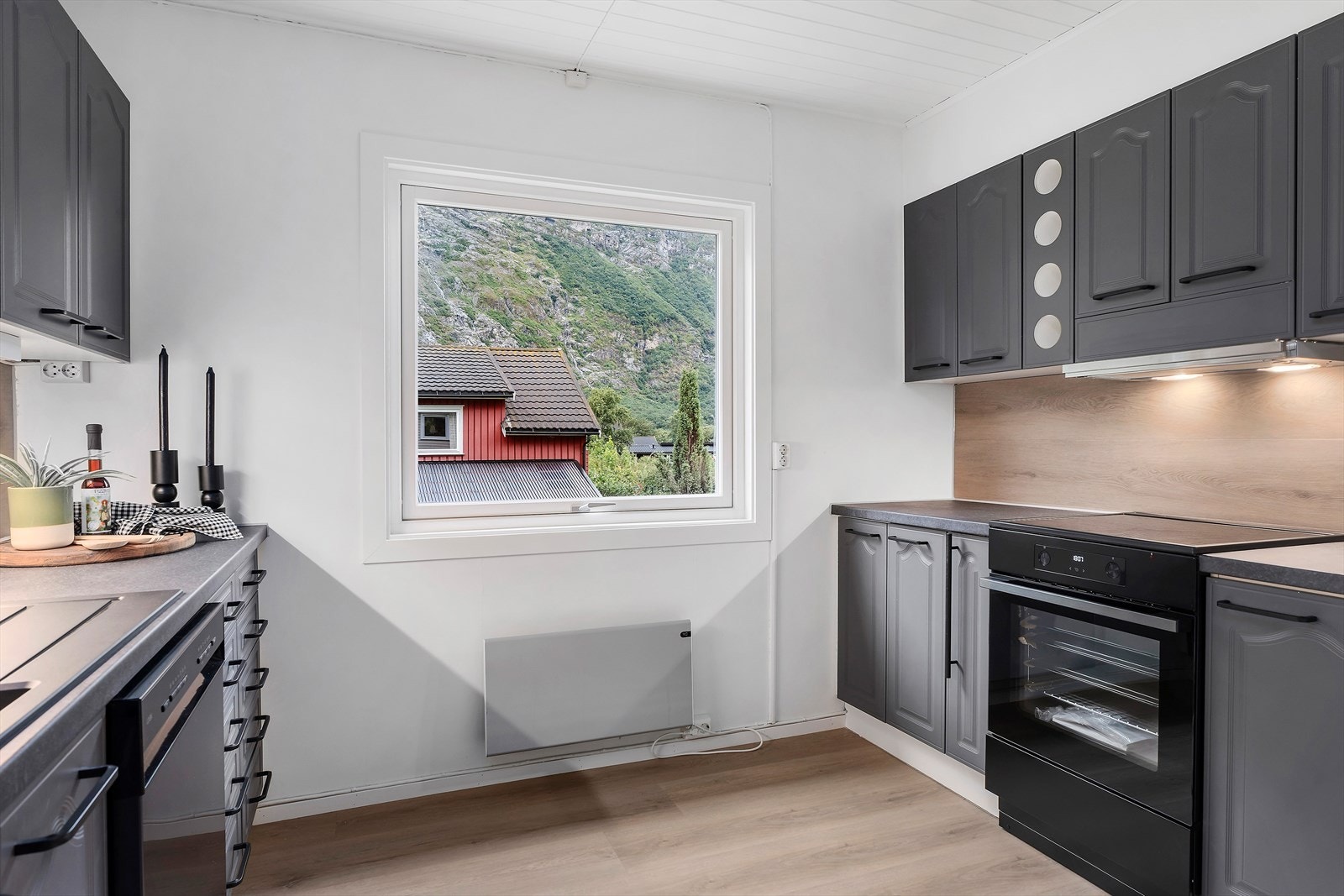 Kjøkkeninnredning med mørke, profilerte fronter Galleribilde