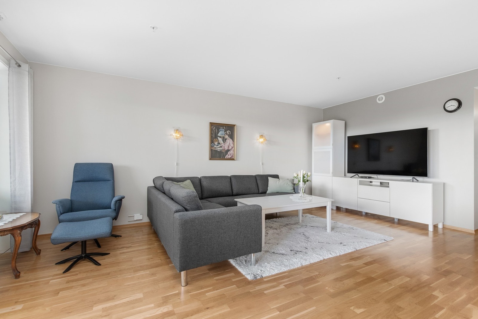 Romslig stue med gode møbleringsmuligheter. Galleribilde
