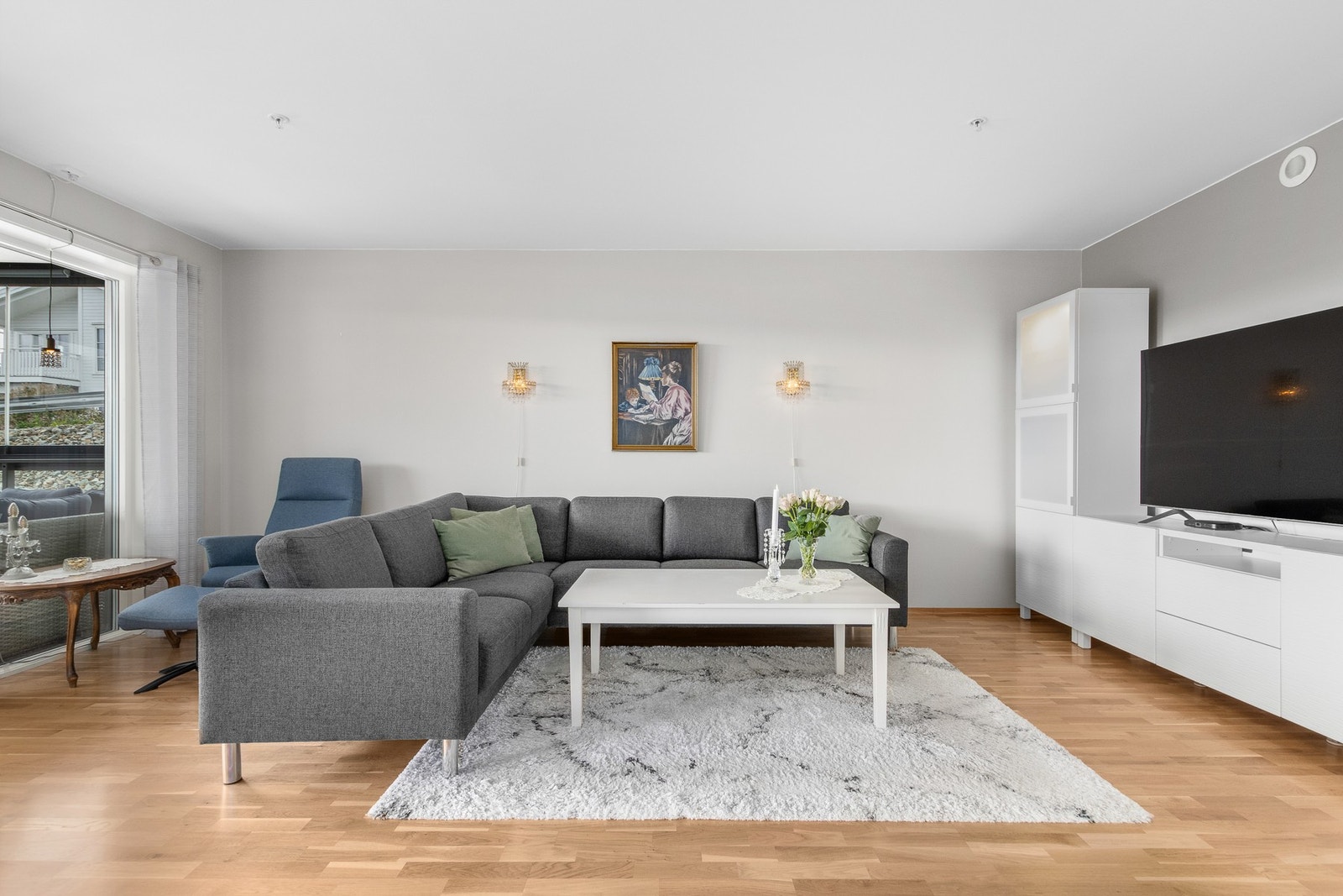 Stuen er romslig og gir god plass til møblering. Galleribilde