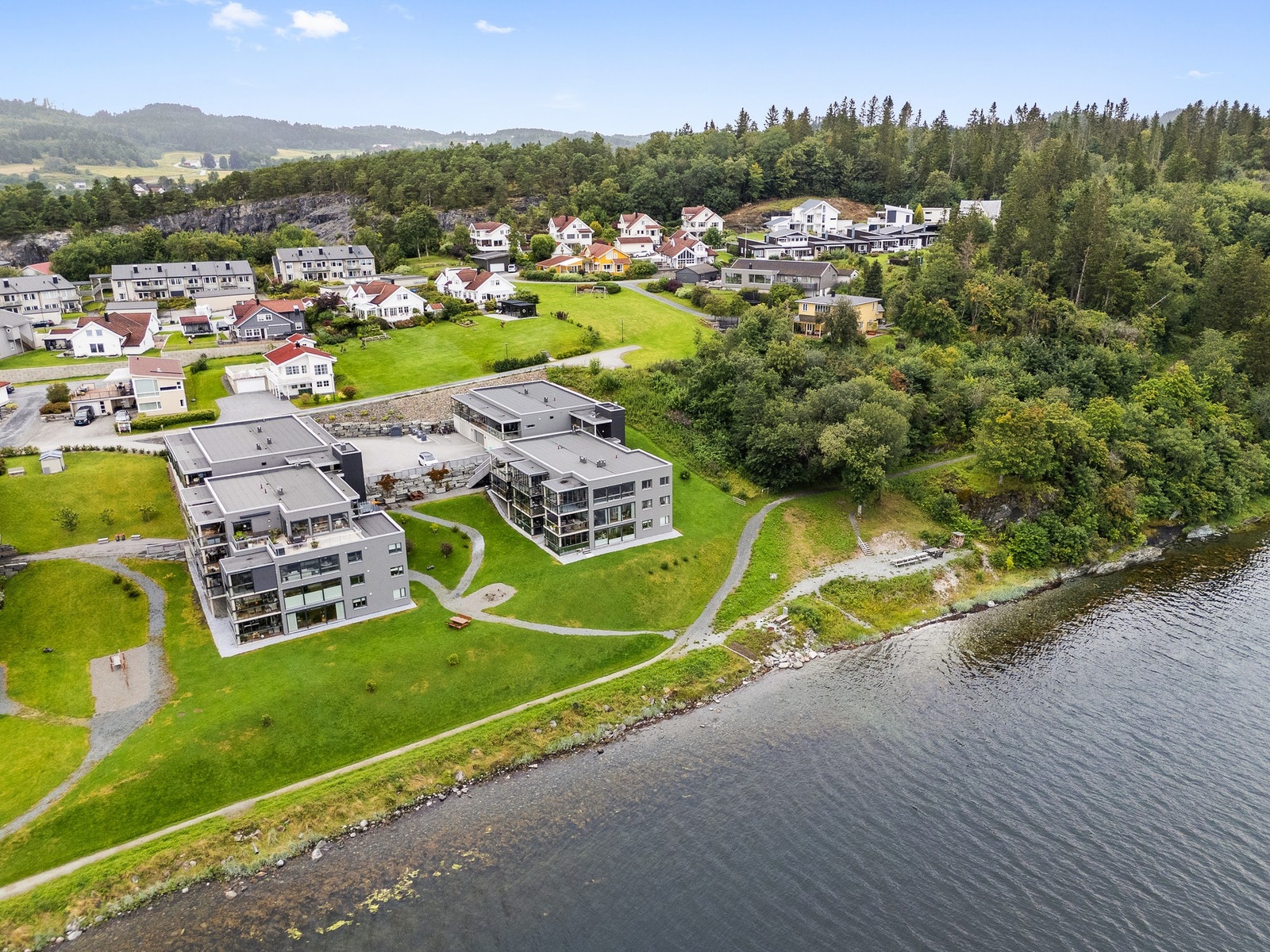 Oversiktsbildet over borettslaget - opparbeidet med flotte restriksjonsområder rundt. Galleribilde