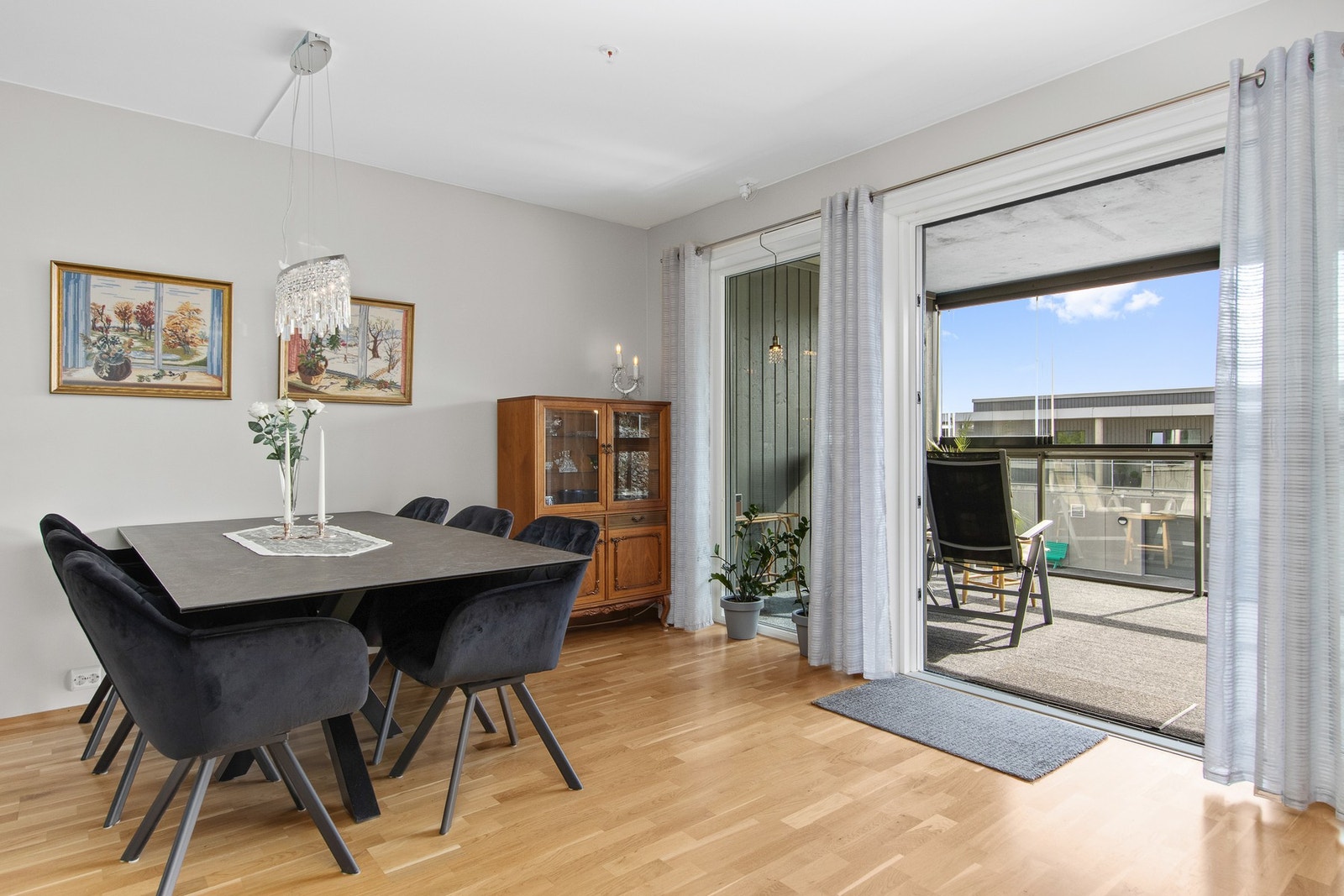 Utgang til en svært romslig veranda. Galleribilde