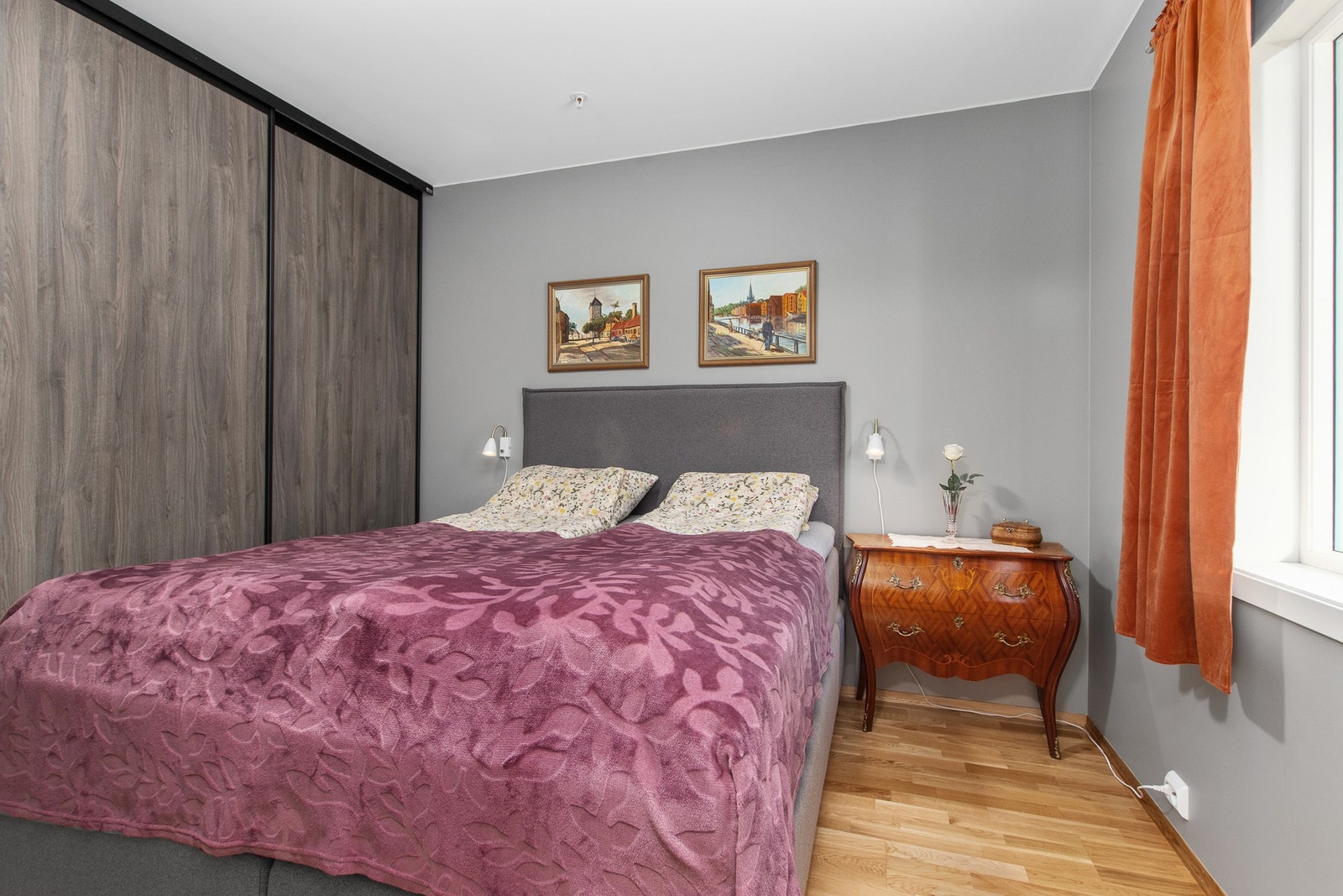 Soverom med skyvedørsgarderobe Galleribilde