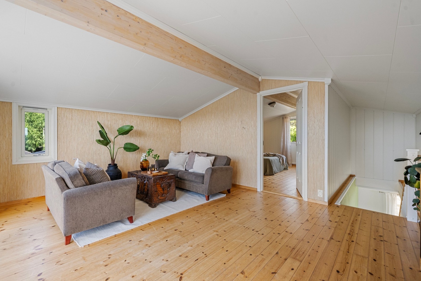 Fra stue/spisestue går trappen opp til loftet, som består av et eget soverom og en loftstue. Galleribilde