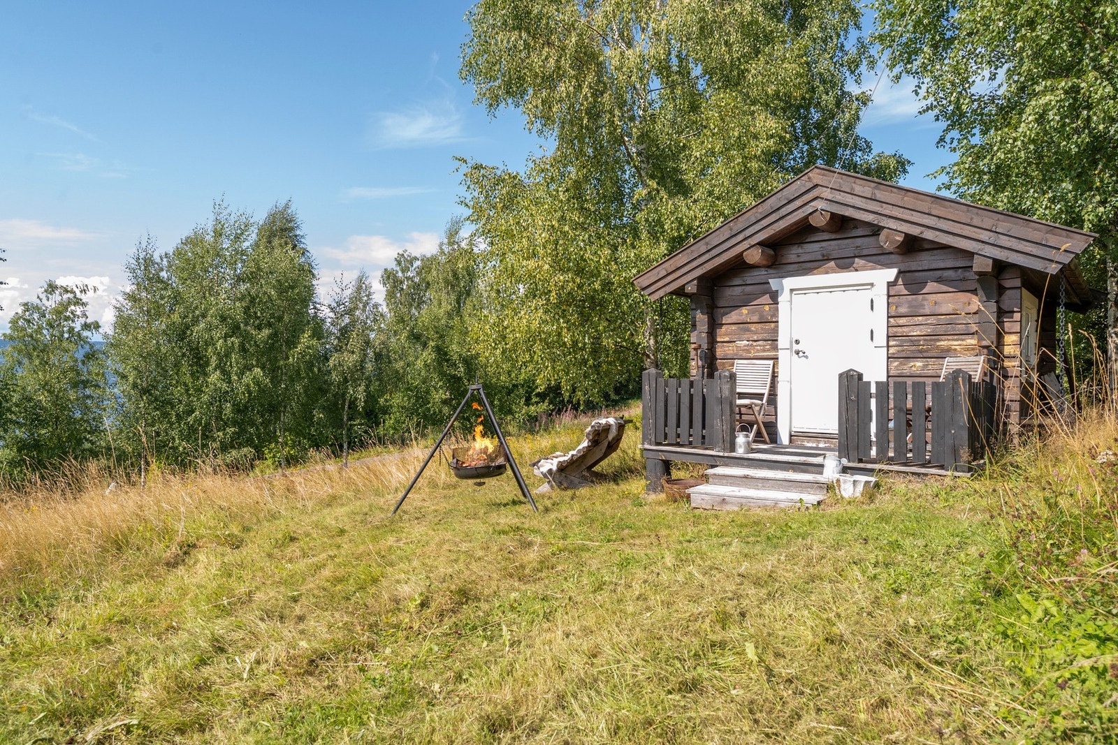 På tilleggstomten står et sjarmerende stabbur som tilfører eiendommen ekstra særpreg og gir flere bruksmuligheter. Galleribilde