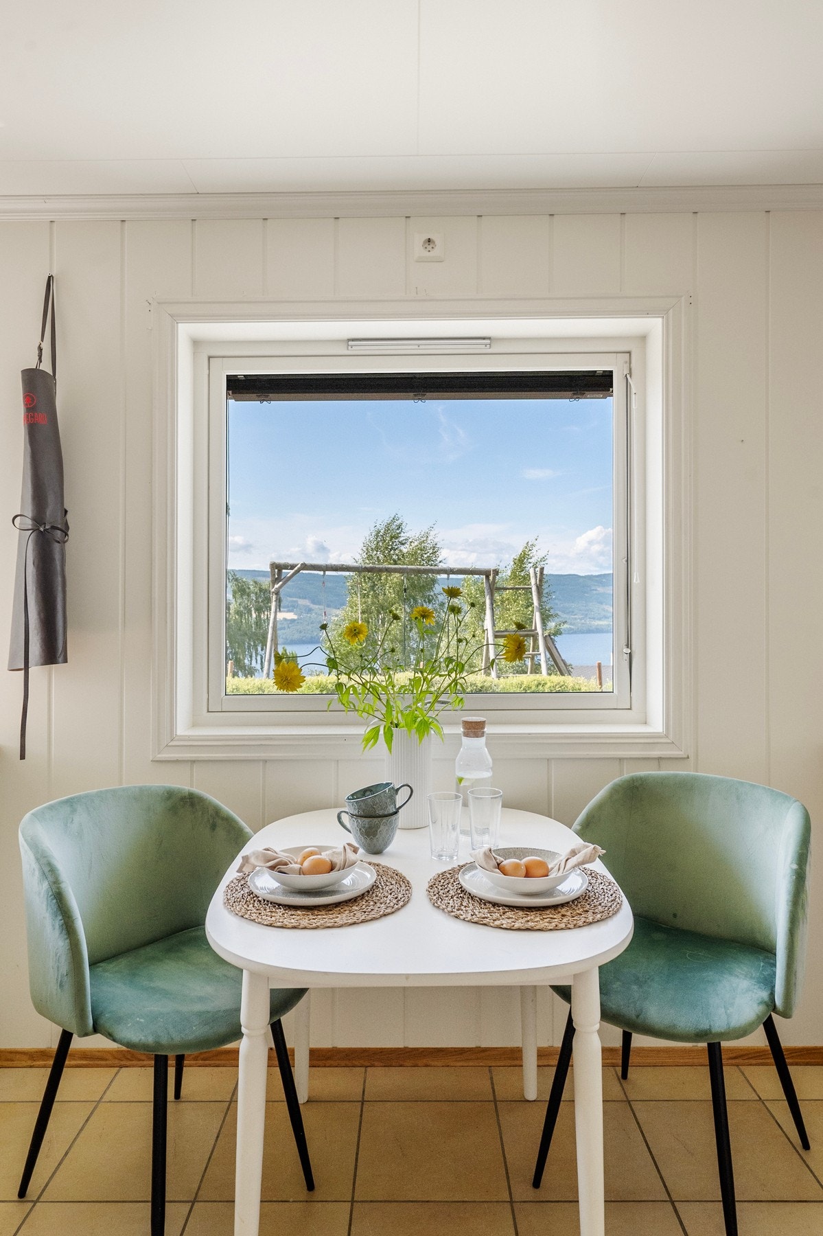 Plass til et kjøkkenbord, noe som gir rom for hyggelige frokoster, hverdagsmåltider og uformelle samlinger Galleribilde