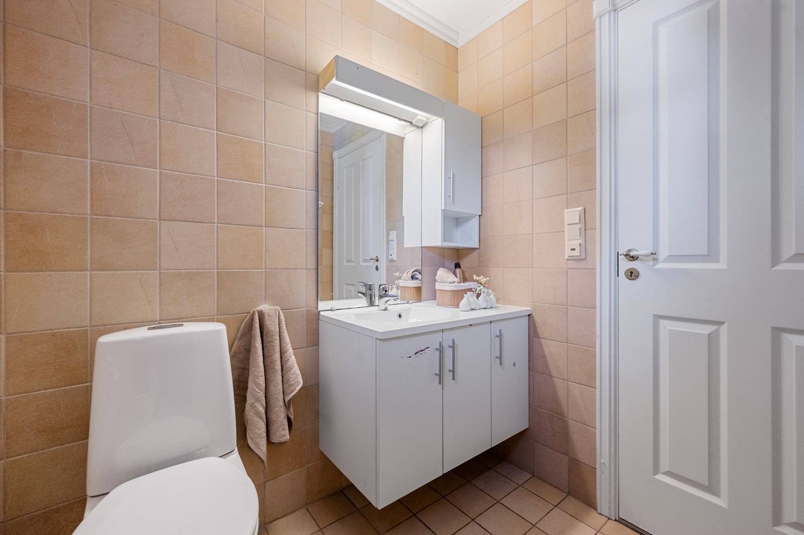Dette badet er også fra byggeår og har fliser på gulv og vegger. Galleribilde