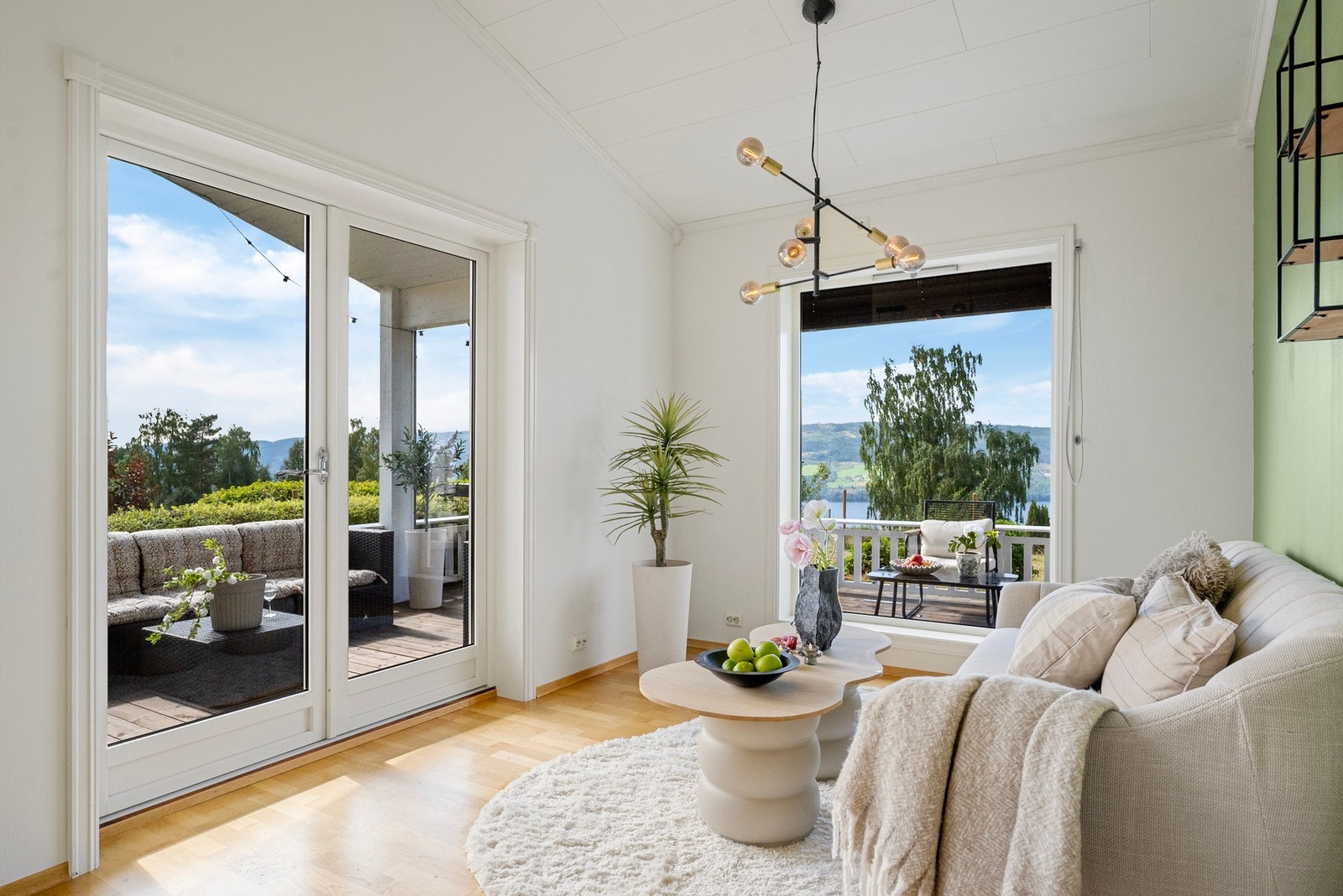 Fra stuen er det direkte utgang til terrasse/platting, hvor man kan forlenge måltidene og det sosiale ut i det fri og samtidig nyte utsikten mot Randsfjorden og de omkringliggende åsene. Galleribilde