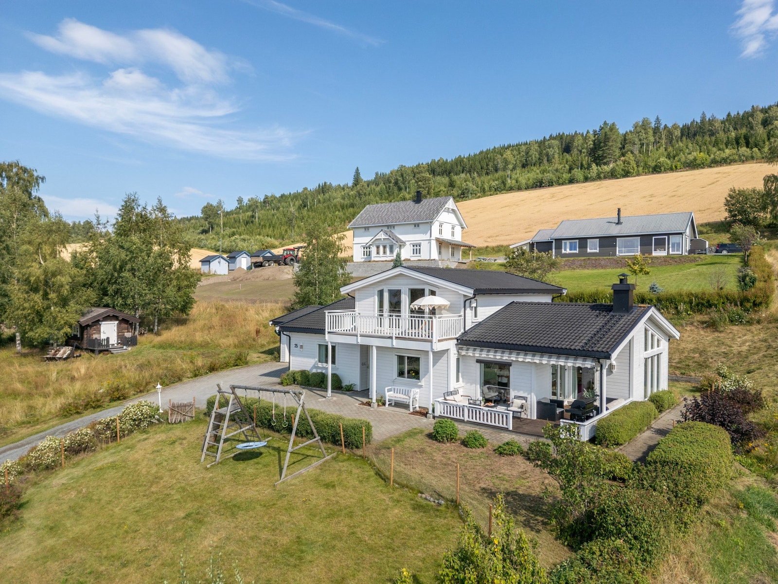 Her får du virkelig muligheten til å nyte det gode livet på landet, med god plass til lek, aktiviteter, hage, grilling og hyggelige stunder utendørs. Galleribilde