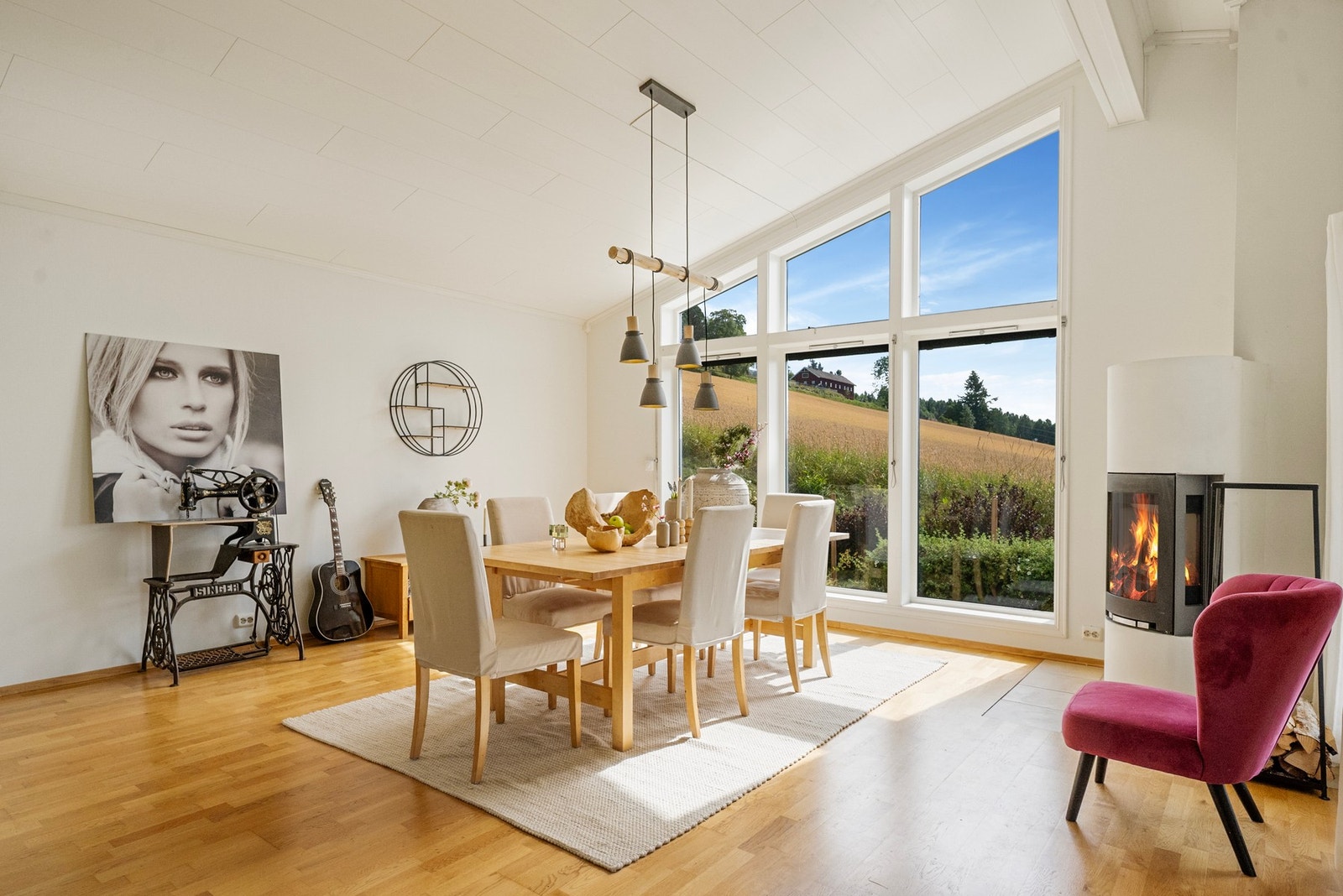 Den gode romfølelsen, lysinnslippet og nærheten til utearealene gjør stue og spisestue til et naturlig og innbydende samlingspunkt i boligen. Galleribilde