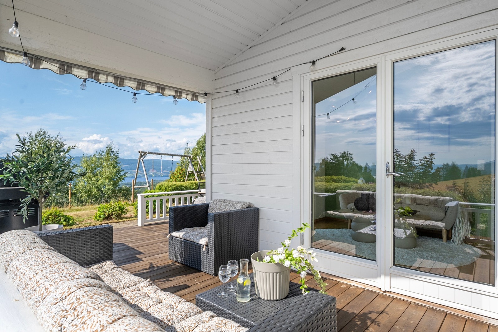 Nyt den flotte fjordutsikten - enten til morgenkaffen, hyggelige måltider eller lange sommerkvelder med familie og venner. Galleribilde