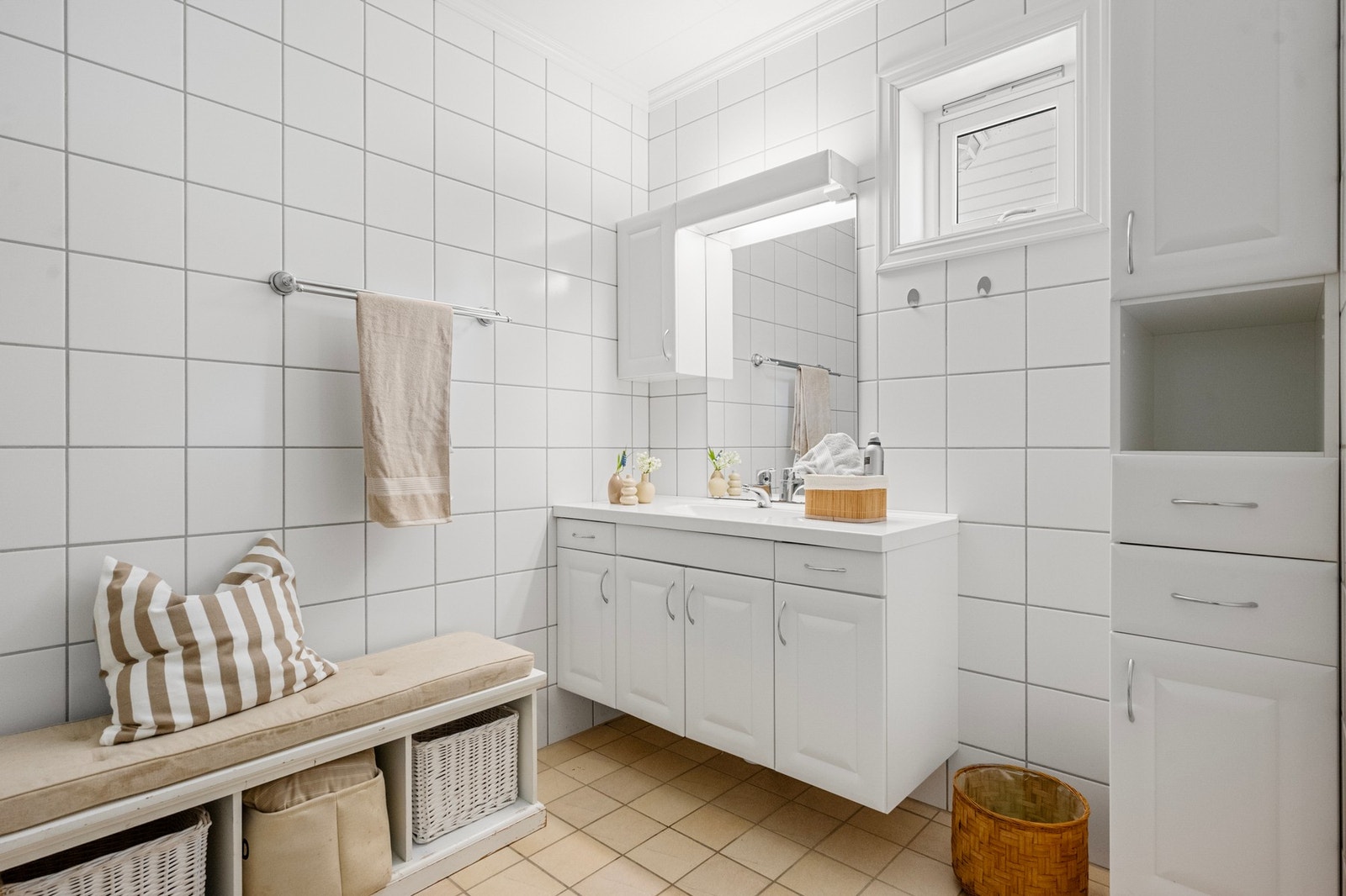 Badet er fra byggeår og har fliser på gulv og vegger. Galleribilde