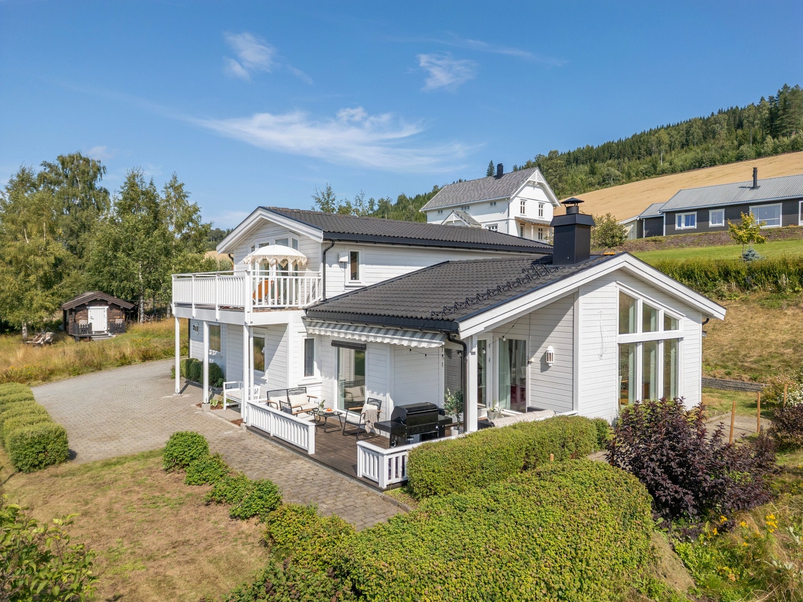 Eiendommen består av to tomter med et samlet areal på ca. 2,3 mål, og byr på en herlig kombinasjon av landlig idyll og sentral beliggenhet. Galleribilde
