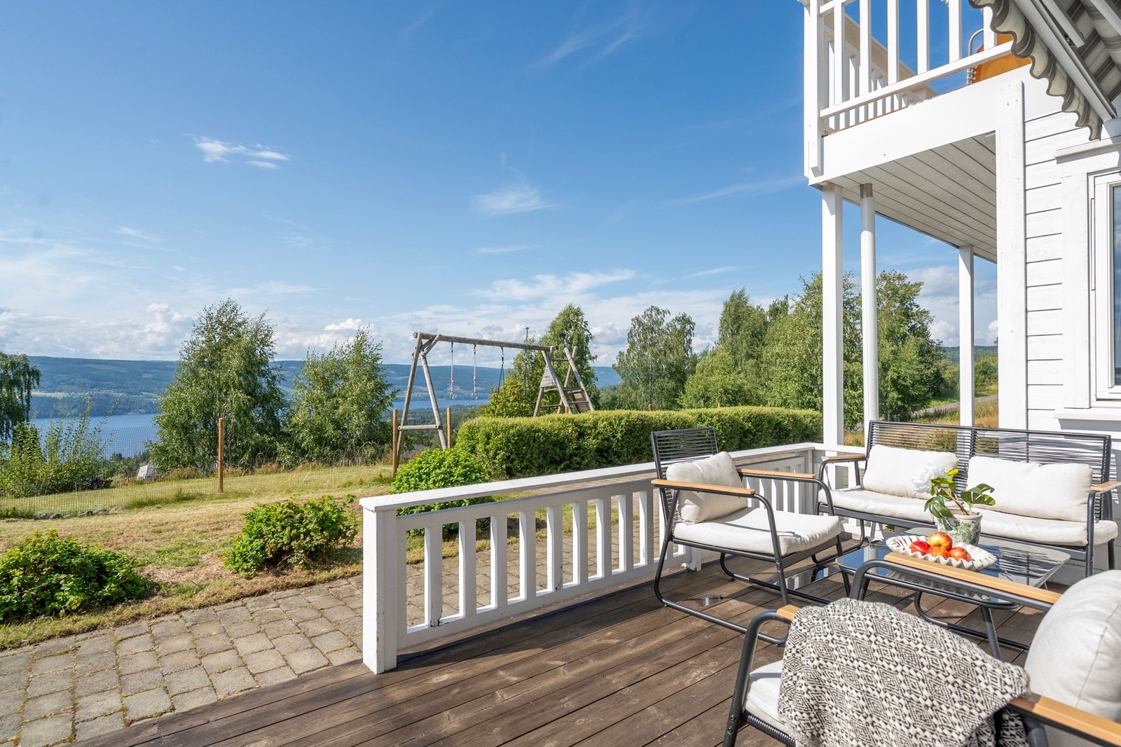 Den vakre utsikten og de gode solforholdene skaper en hyggelig ramme rundt både hverdag og selskap. Galleribilde
