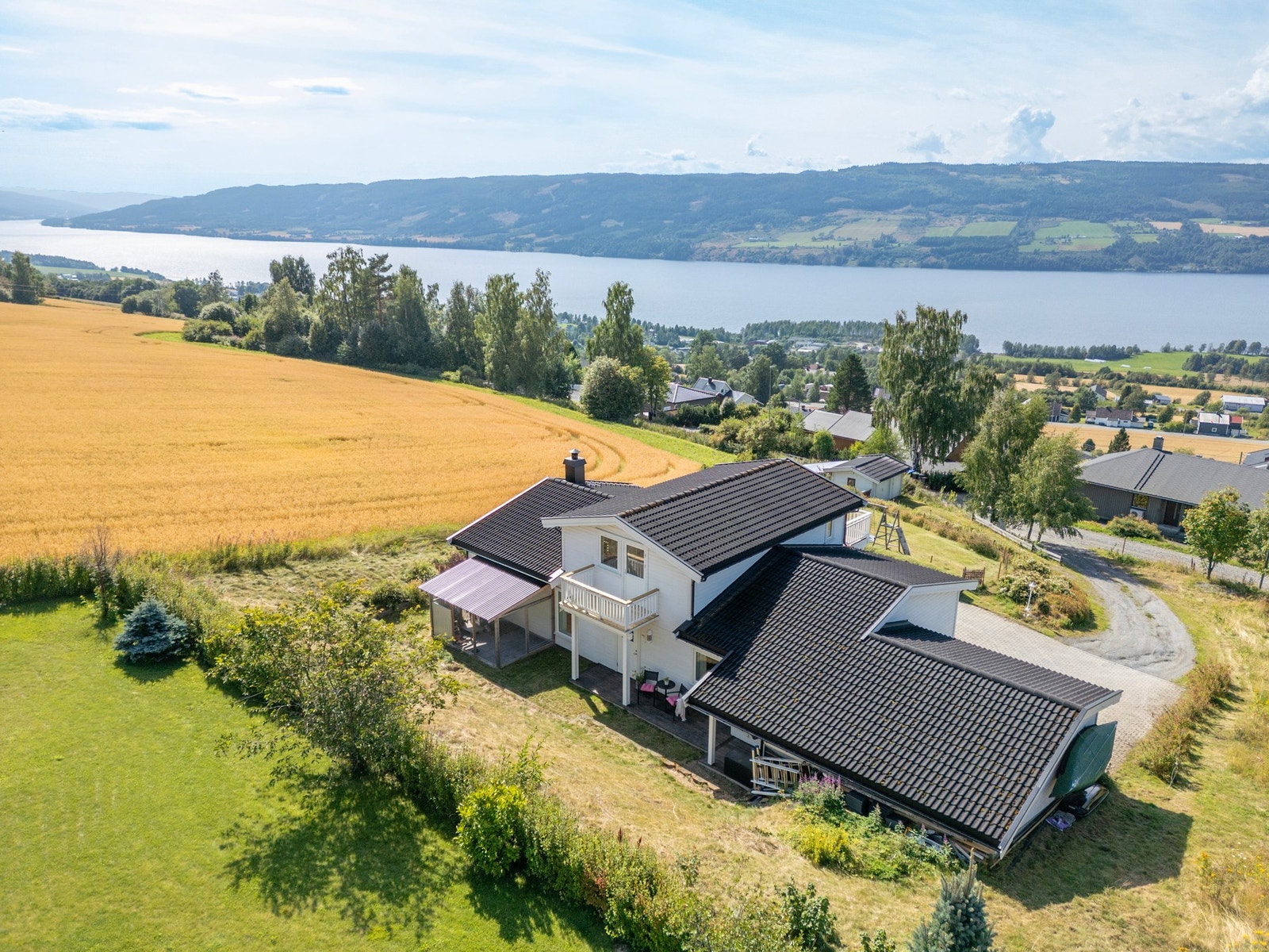 Rundt eiendommen ligger åkre og åpne enger, mens utsikten mot Randsfjorden og de gode solforholdene skaper en flott ramme rundt hverdagen. Galleribilde