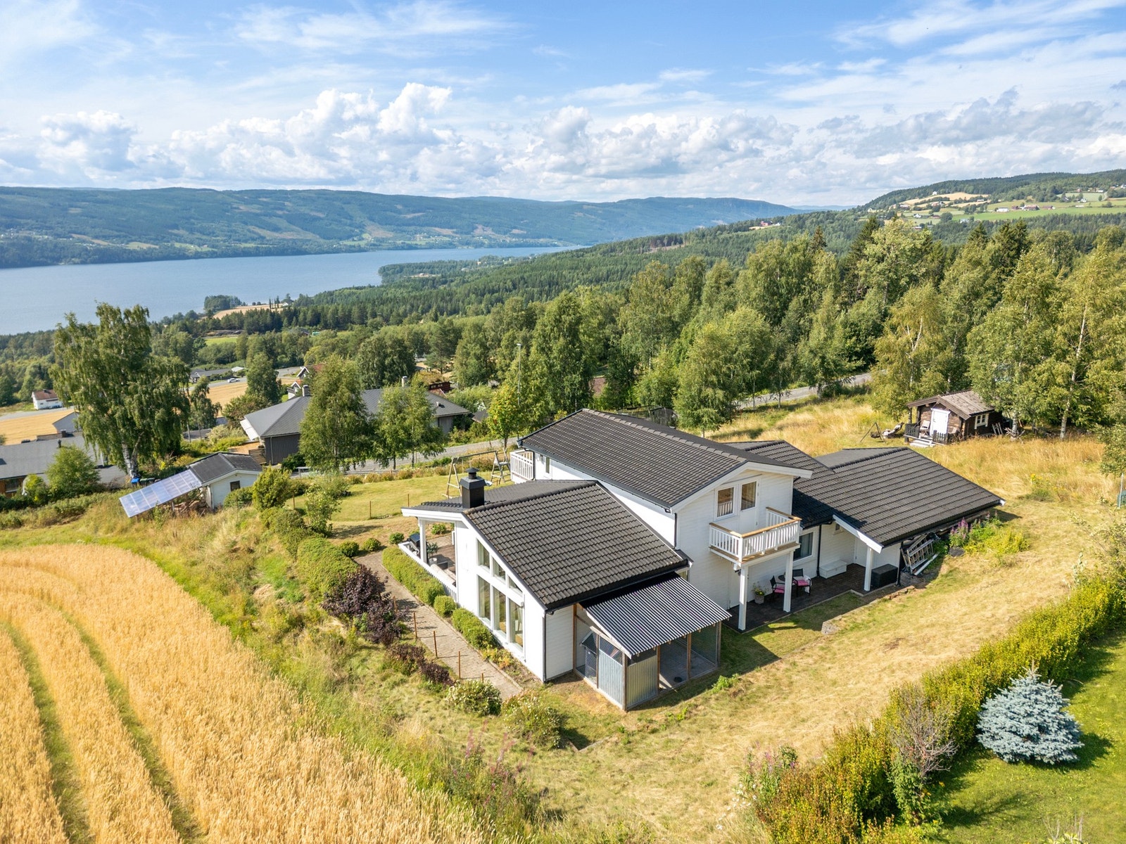 Det romslige tomtearealet gir rikelig med boltreplass for både liten og stor, samtidig som de åpne omgivelsene gir en god følelse av frihet og ro Galleribilde