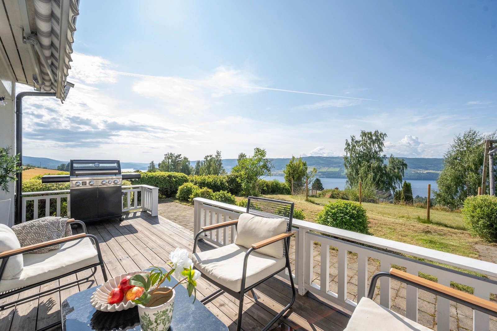Her er det god plass til både sittegrupper, spiseplass og grill, og de ulike uteplassene gjør det enkelt å finne en solrik eller lun plass gjennom dagen. Galleribilde