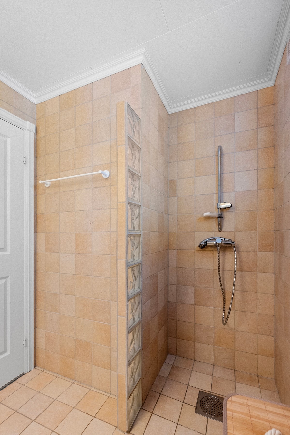 Hovedbadet er utstyrt med servant med skap, dusjsone og WC. Varmekabler i gulv. Galleribilde