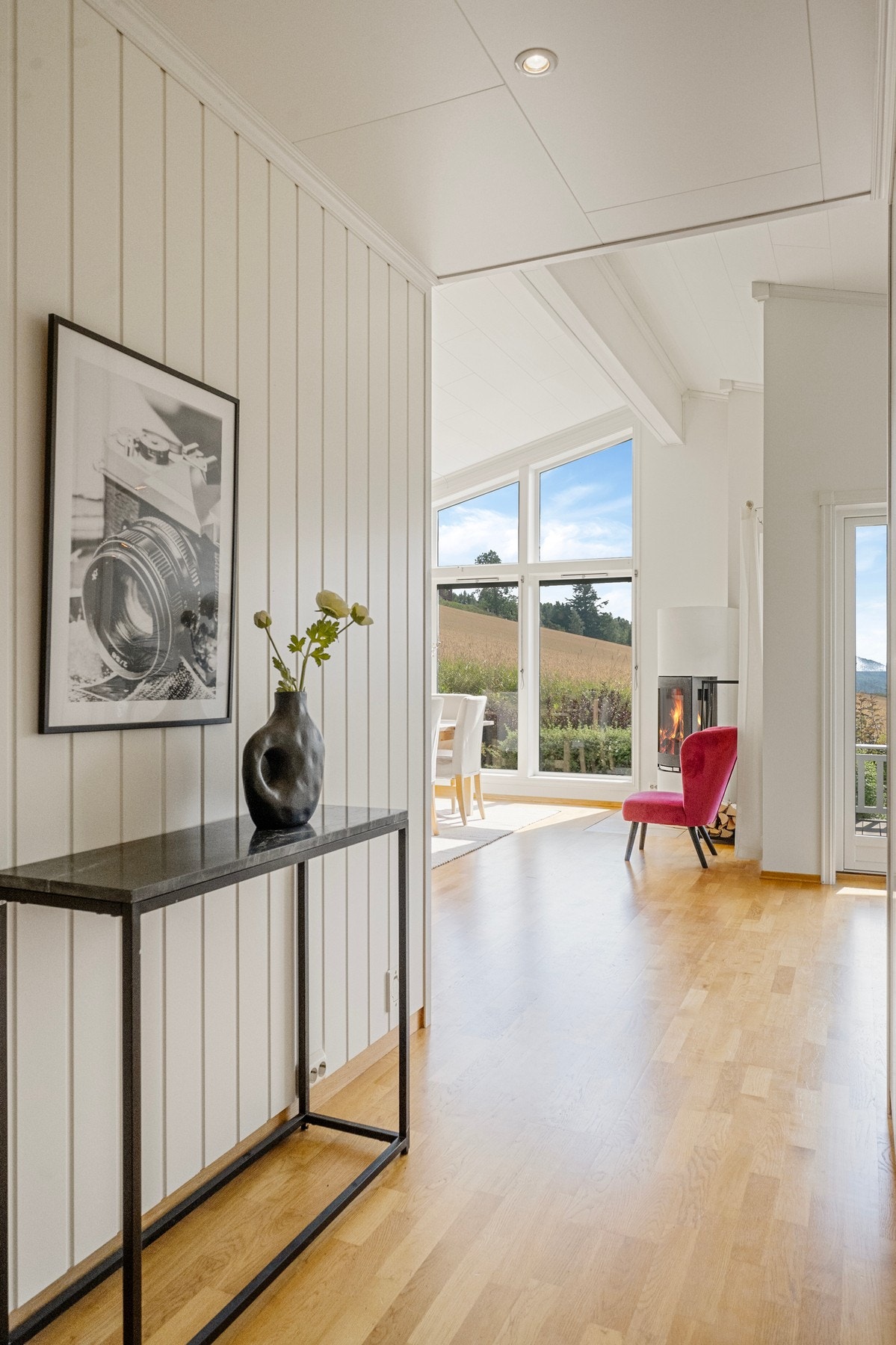Herfra er det adkomst til blant annet kjøkken, stue/spisestue, bad, vaskerom og soverommene. Galleribilde